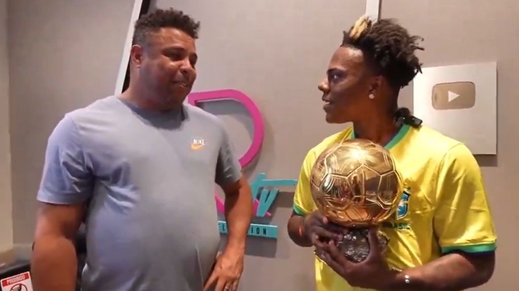  iShowSpeed y Ronaldo Nazario con el Balón de Oro. (Fuente: @iShowSpeedHQ)