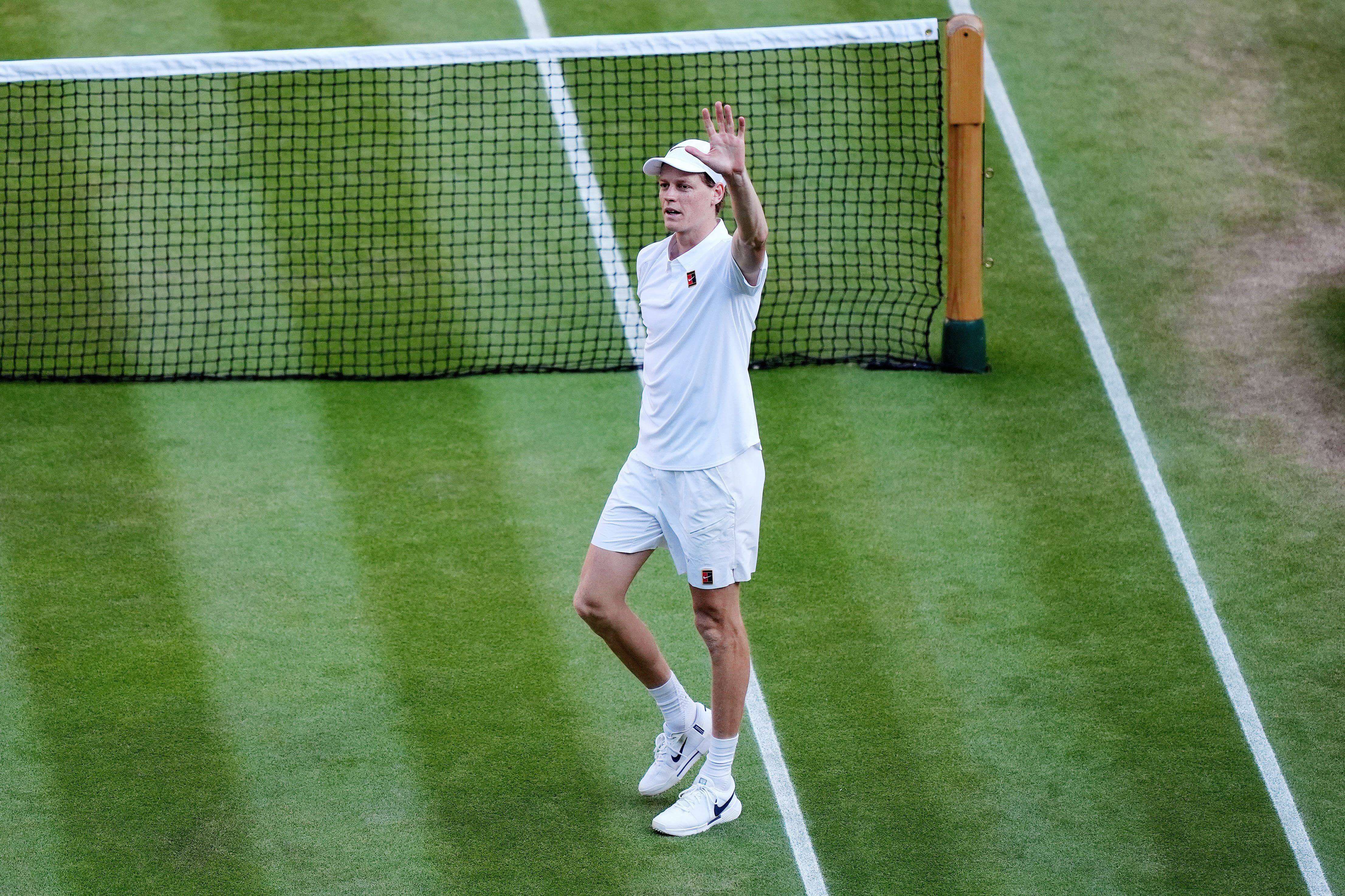 Jannik Sinner celebra su triunfo ante Novak Djokovic en Wimbledon 2025.