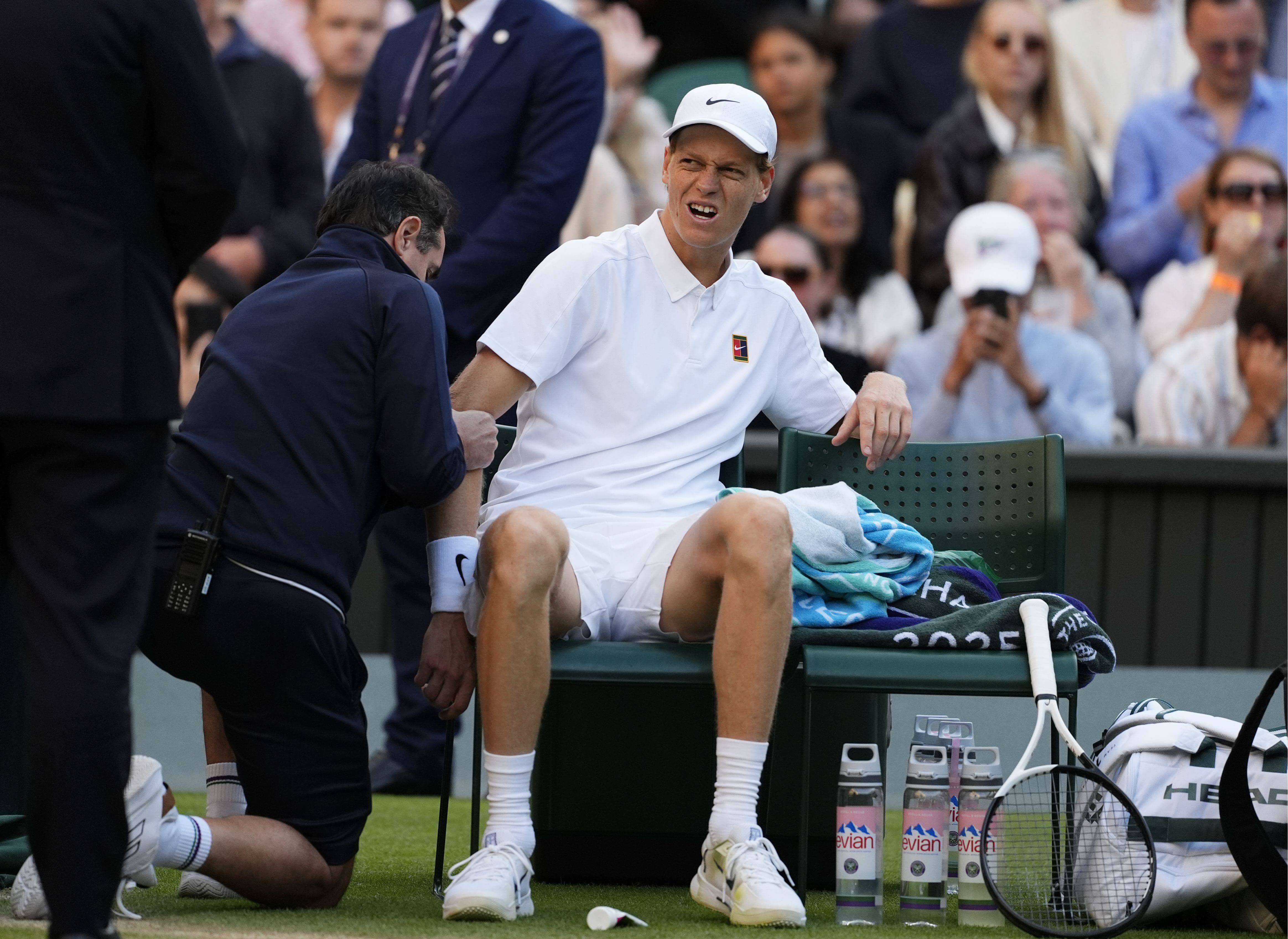 Jannik Sinner, atendido del codo en su partido ante Dimitrov en Wimbledon.