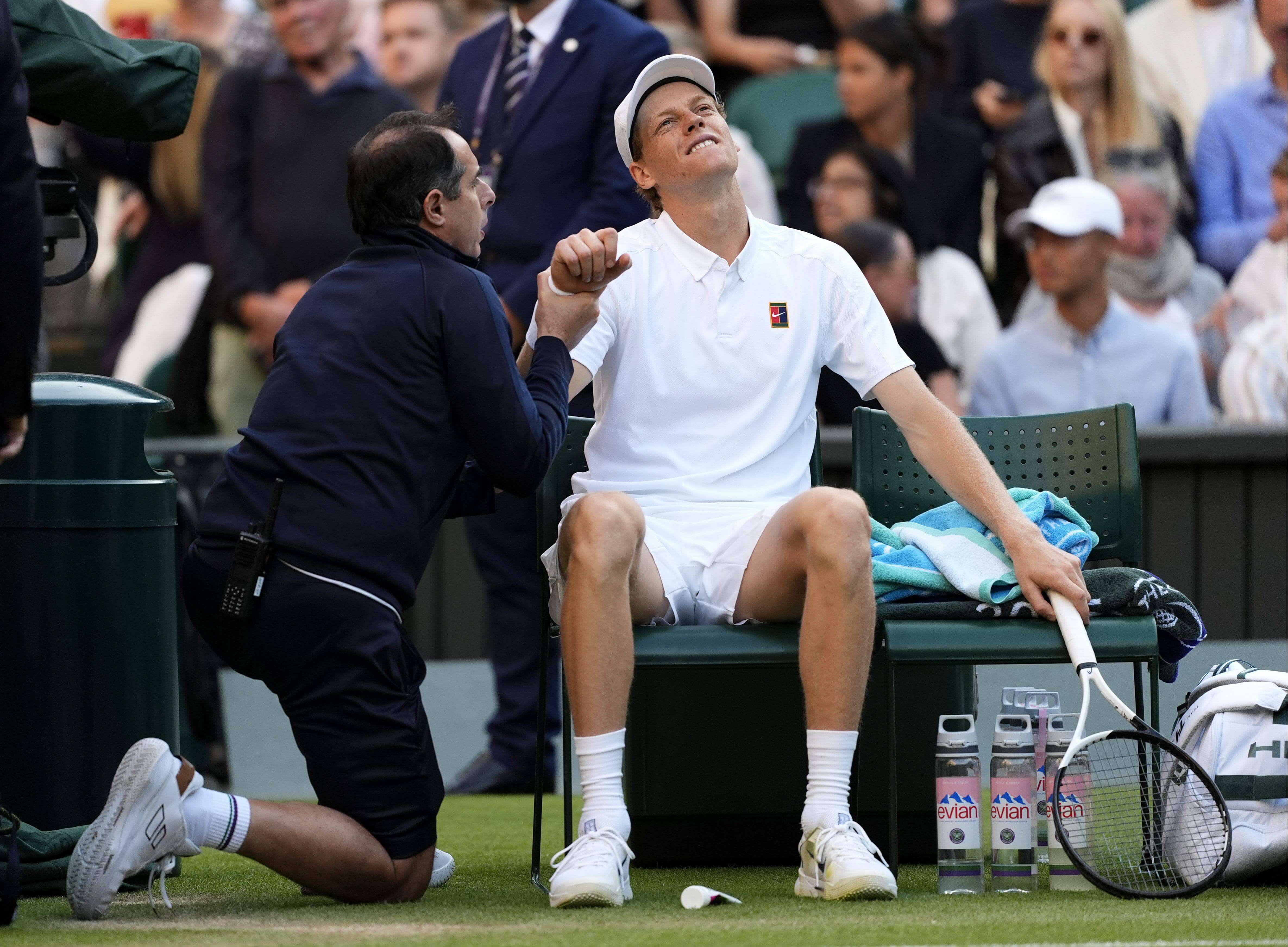 Jannik Sinner, atendido en Wimbledon