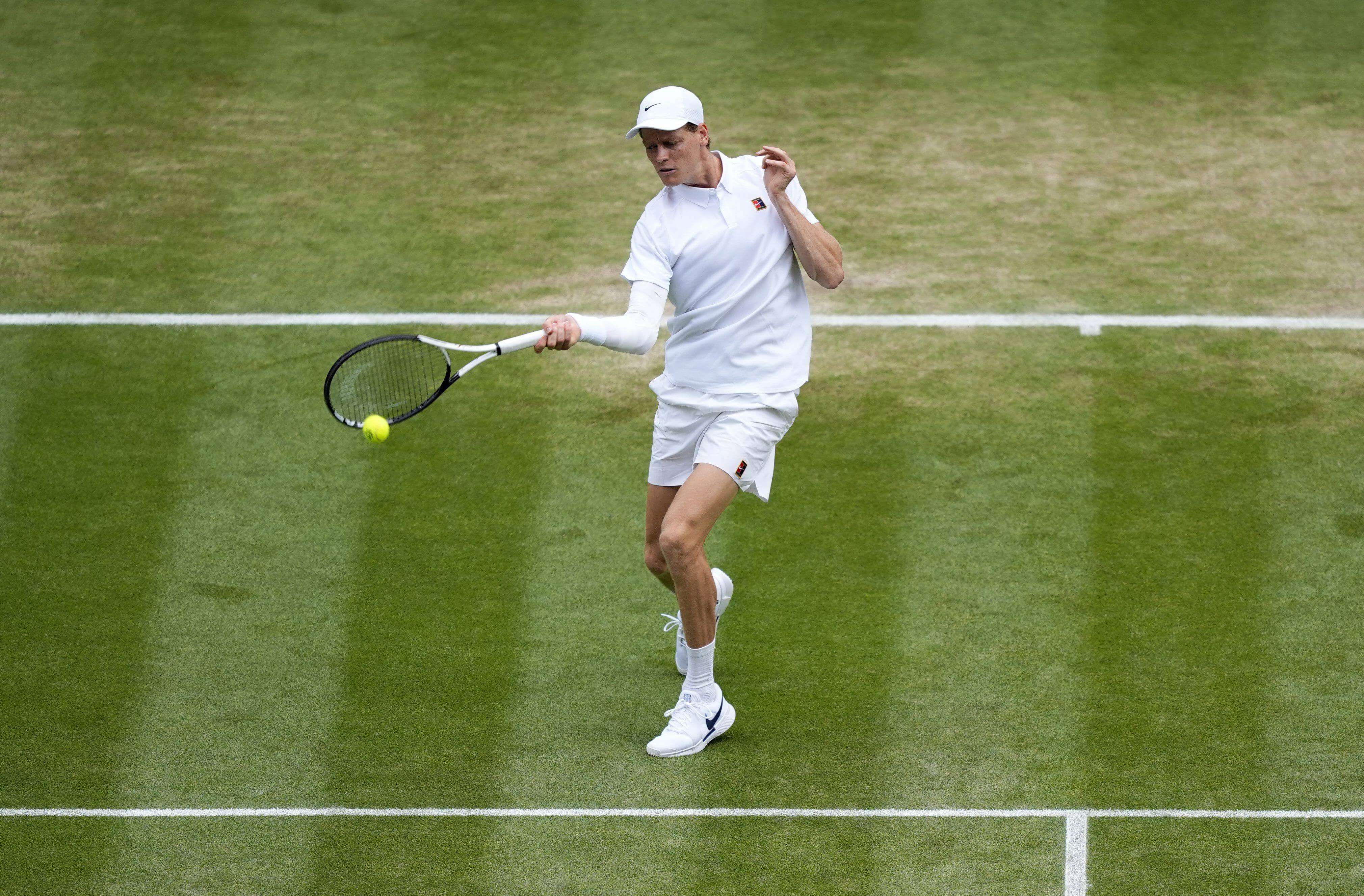  Jannik Sinner golpea la bola ante Ben Shelton en Wimbledon 2025.