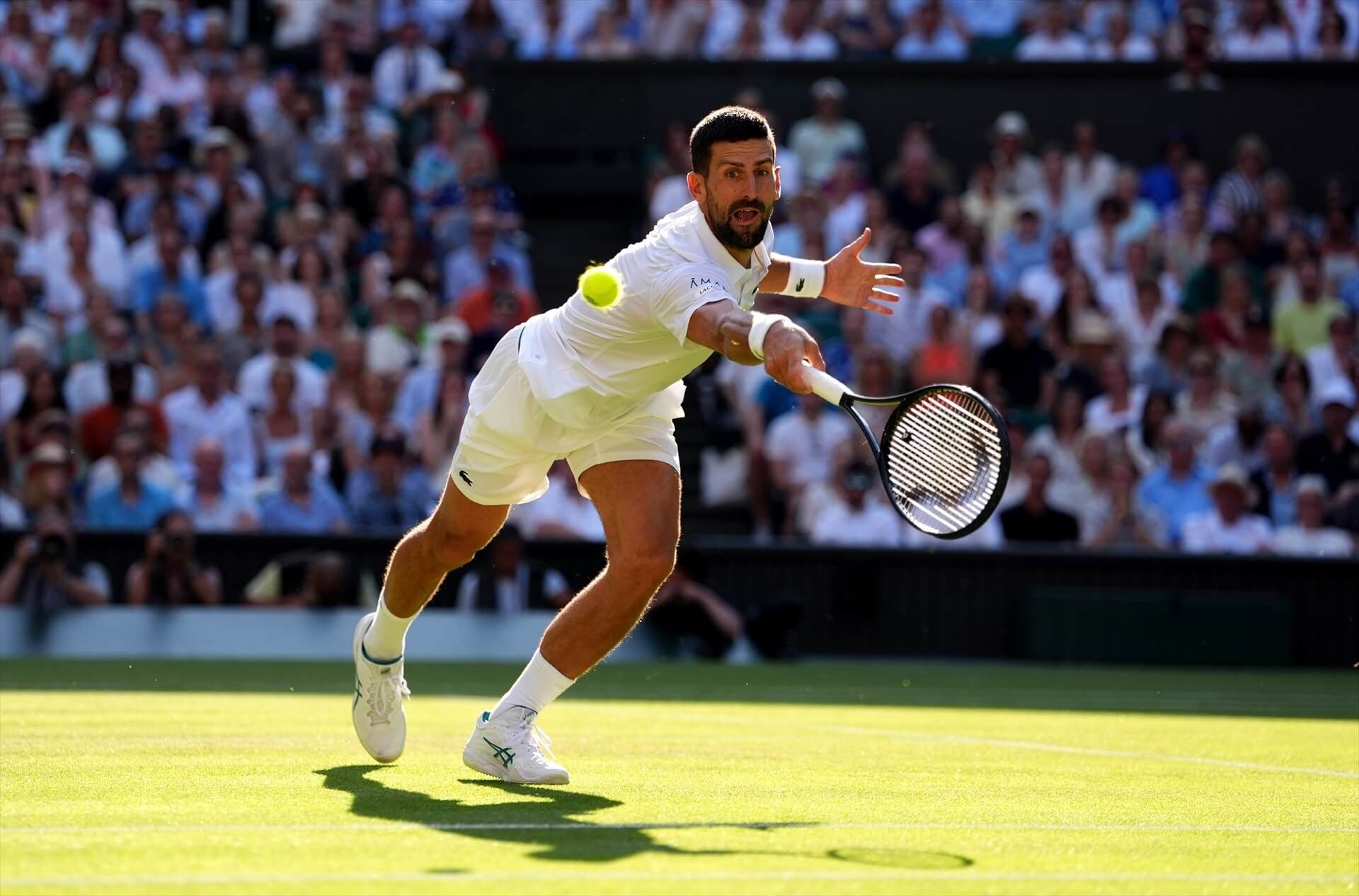  Novak Djokovic busca un golpeo ante Jannik Sinner en Wimbledon 2025.