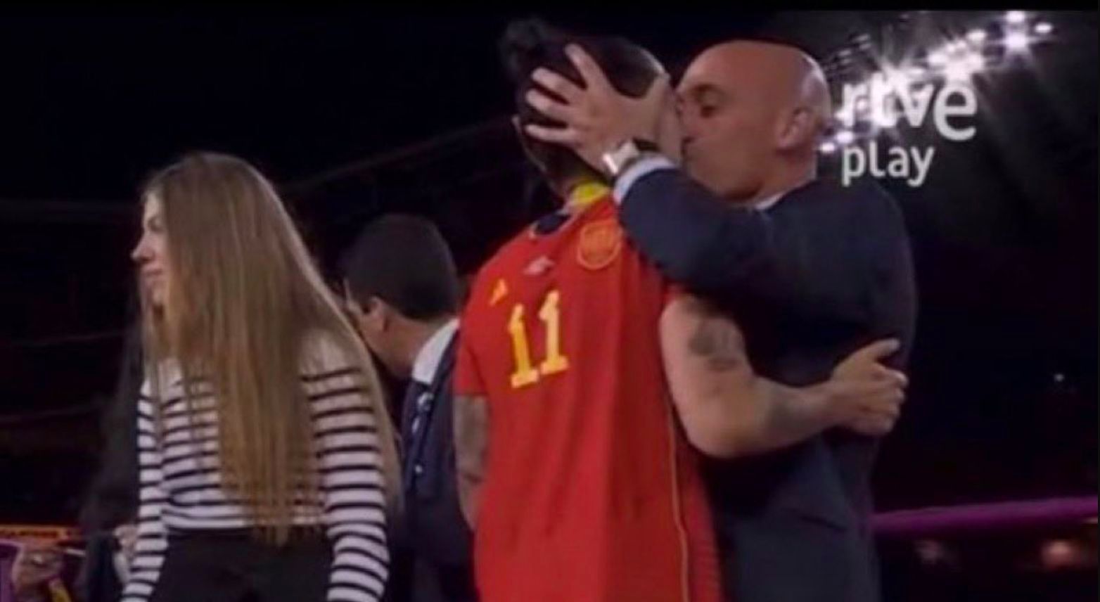 El beso de Luis Rubiales a Jenni Hermoso tras ganar España el Mundial