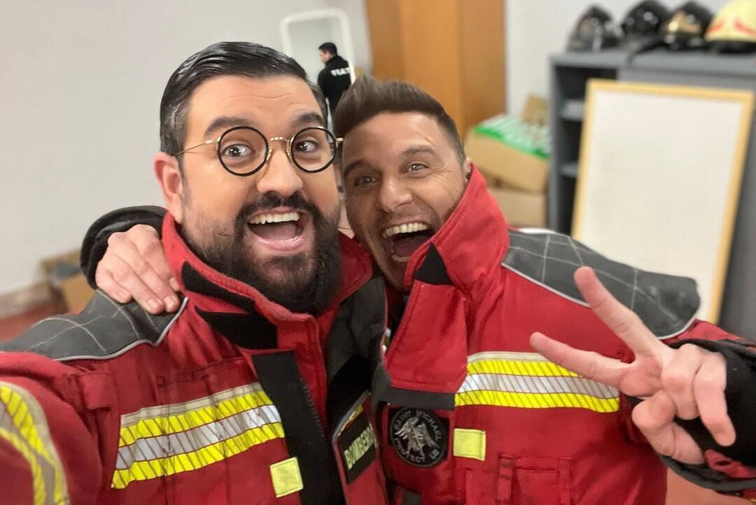  Joaquín Sánchezy Manu Sánchez vestidos de bombero antes de dar una sorpresa (@_manusanchez_)
