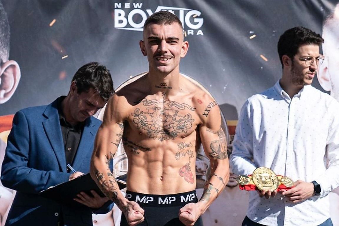  Gesto del púgil de Etxebarri Jon Fernández 'Jonfer' en un pesaje previo a una velada de boxeo.