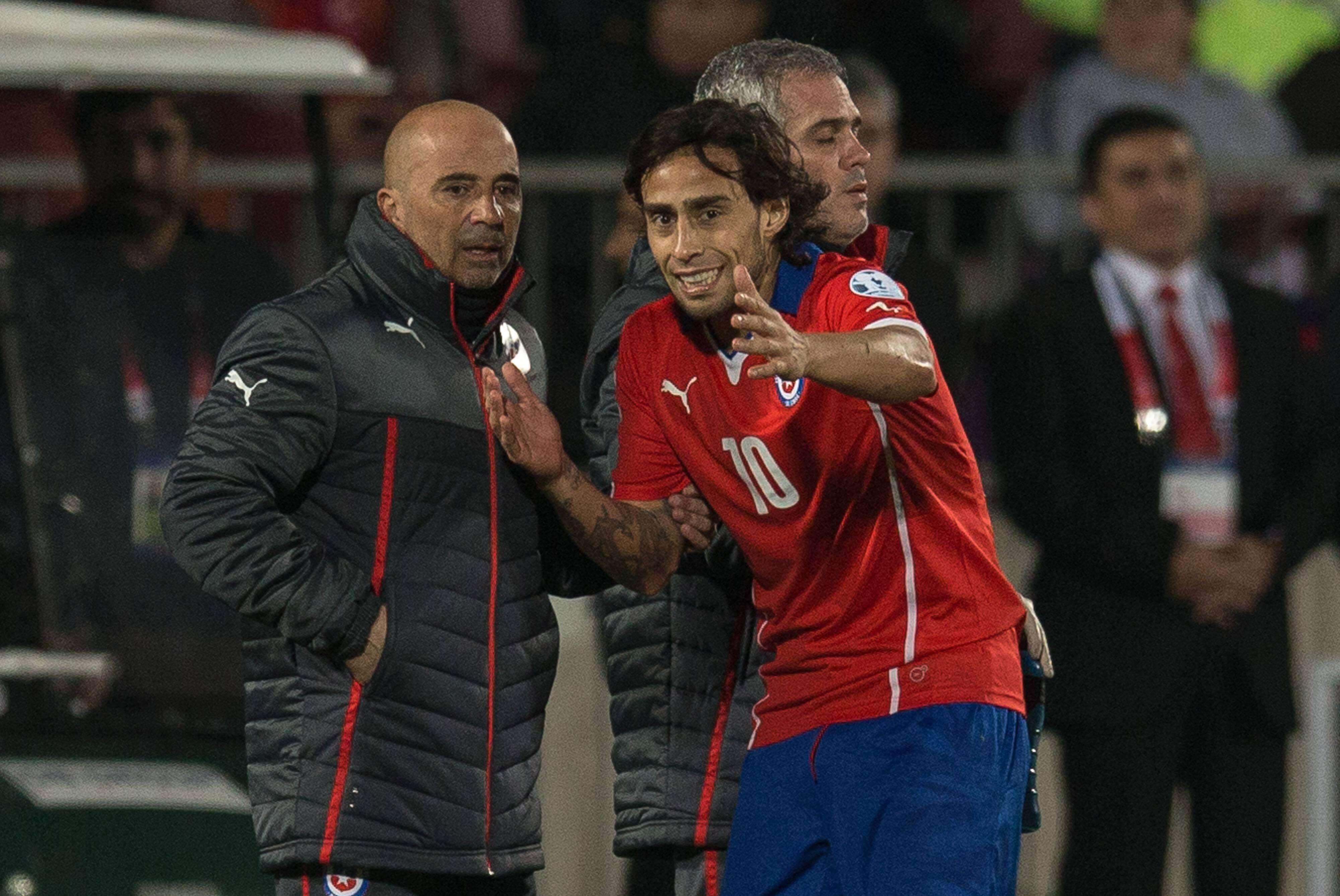  Jorge Valdivia, con Sampaoli durante un partido de Chile.