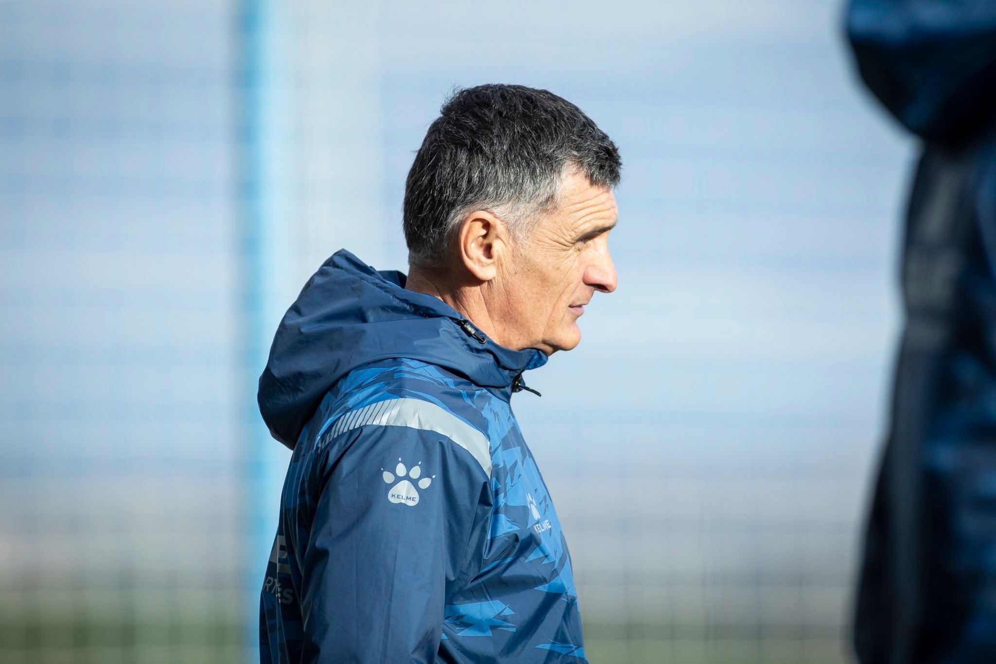  José Luis Mendilibar dirige una sesión del Alavés.