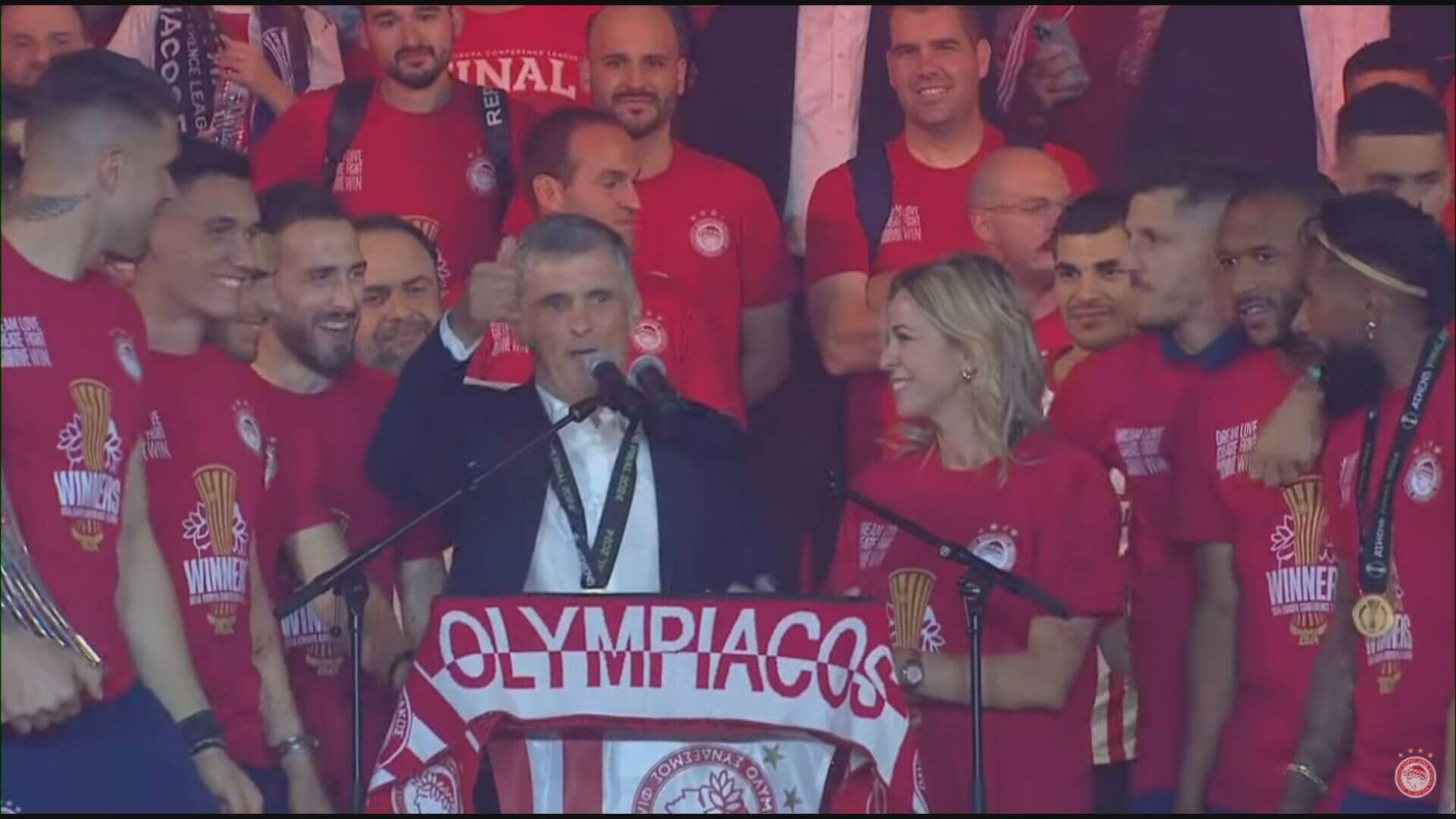 José Luis Mendilibar, exentrenador del Athletic Club, Eibar o Sevilla, durante la celebración con el Olympiacos de la UEFA Conference League.