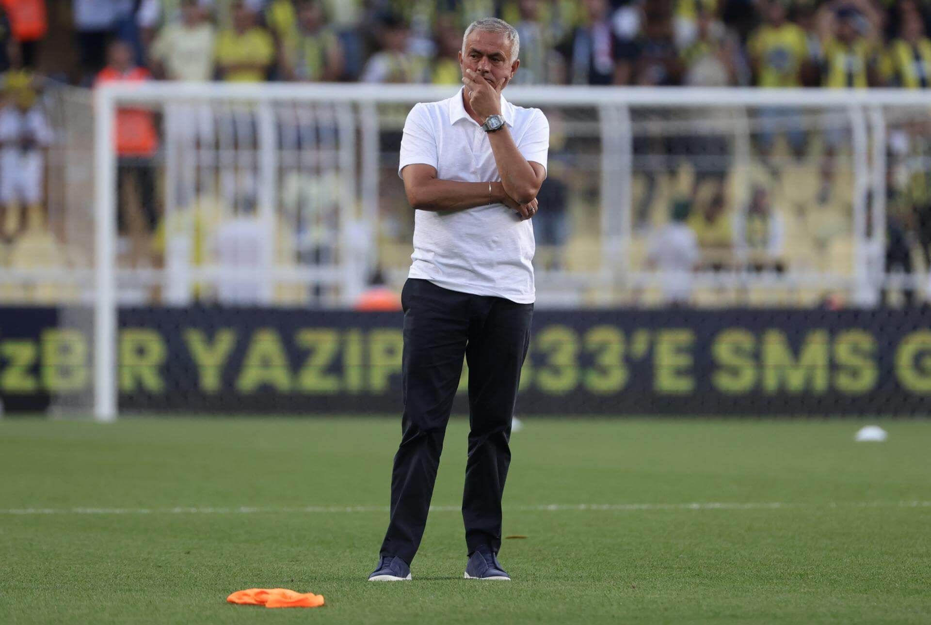  José Mourinho, en el estadio del Fenerbahce.