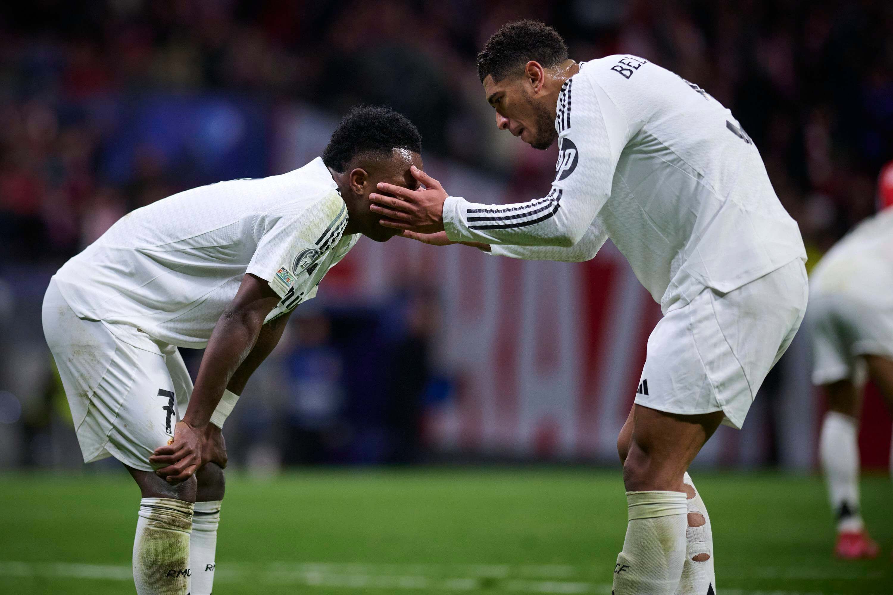 Jude Bellingham consuela a Vinicius Junior.