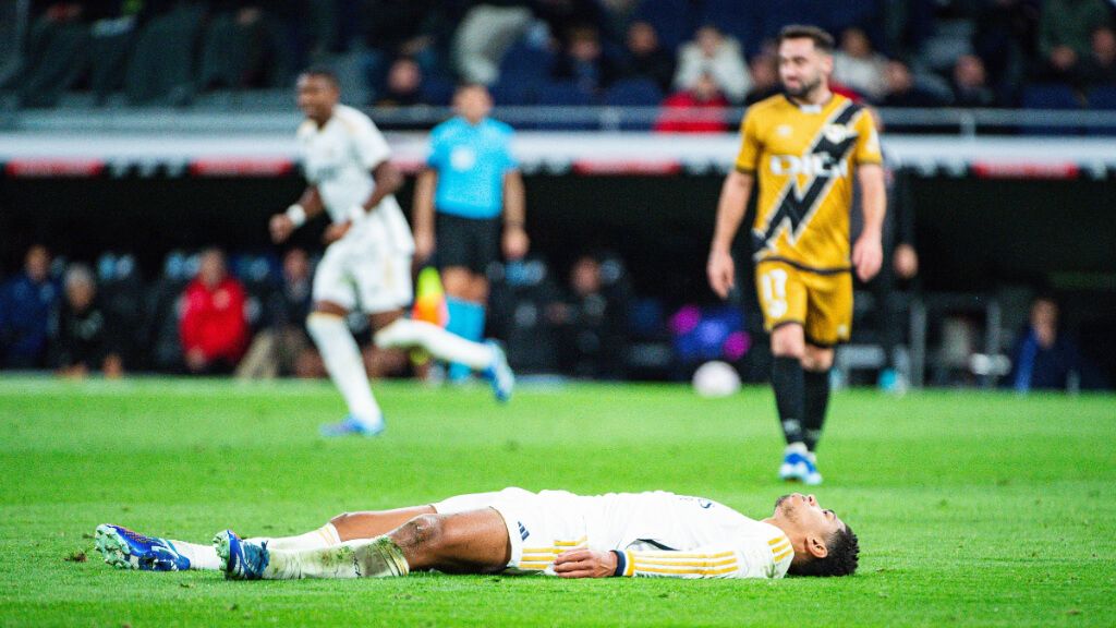  Jude Bellingham tumbado en el suelo cuando se lesionó del hombro