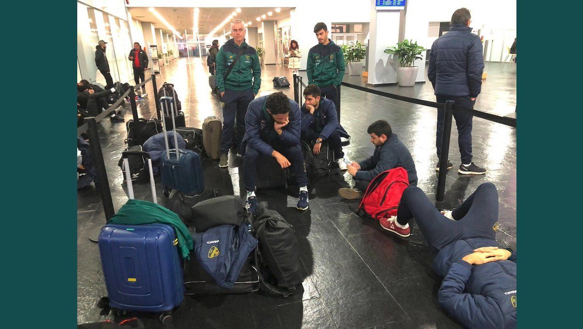  Los jugadores del Coruxo hacen tiempo en el aeropuerto de Melilla tras suspenderse su partido.