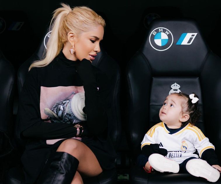 Karoline Lima junto a Cecilia, la hija que tiene con Eder Militao (@karolinel)