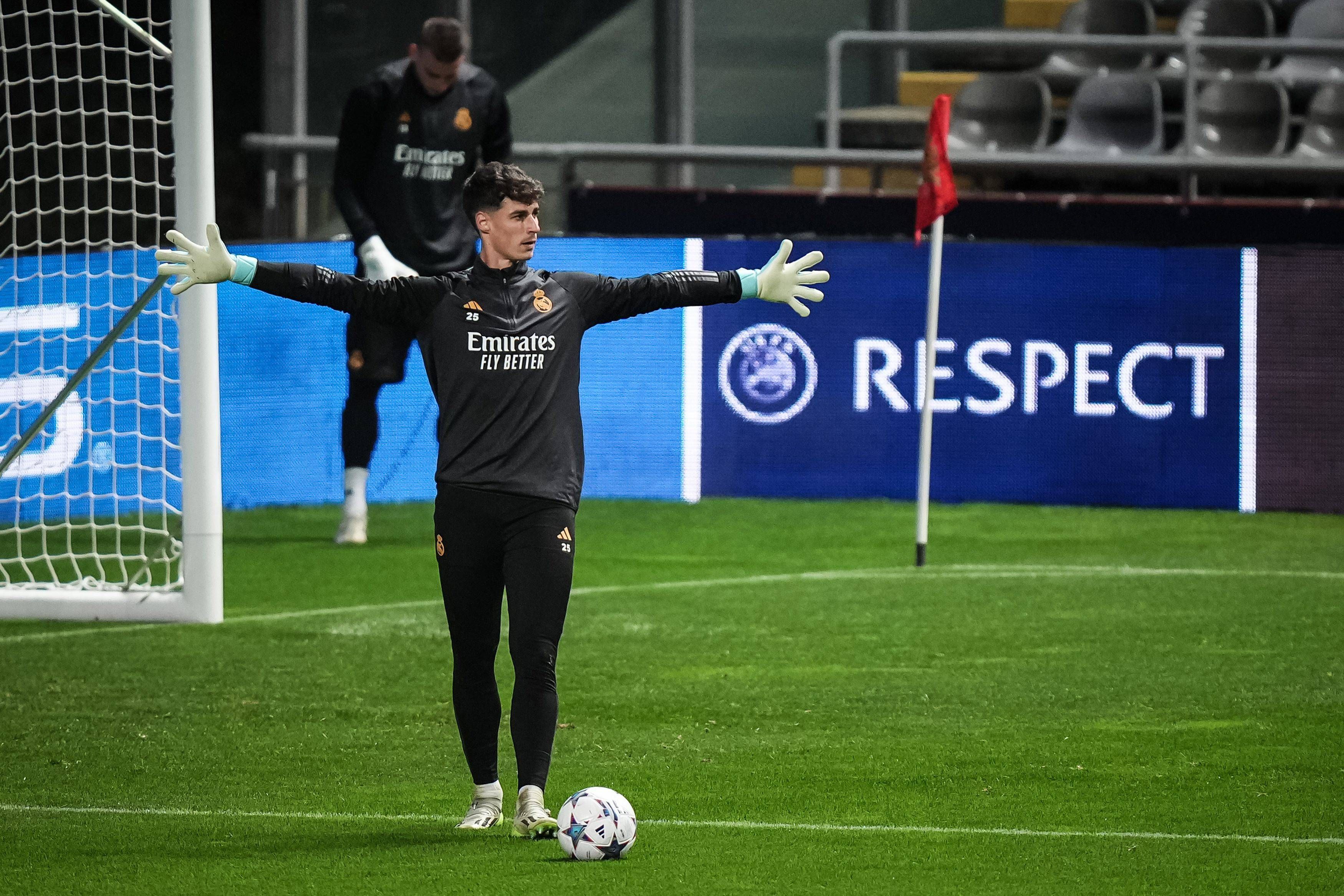  Kepa Arrizabalaga con Lunin, al fondo, en un entrenamiento del Real Madrid (Cordon Press)