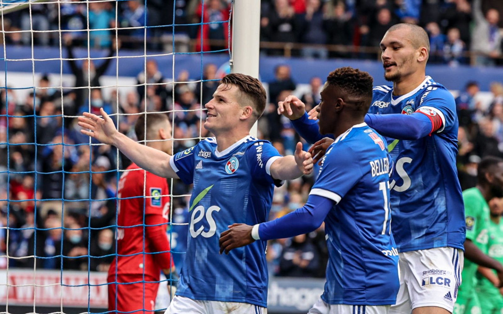 Kévin Gameiro celebra un gol con la camiseta del Estrasburgo.
