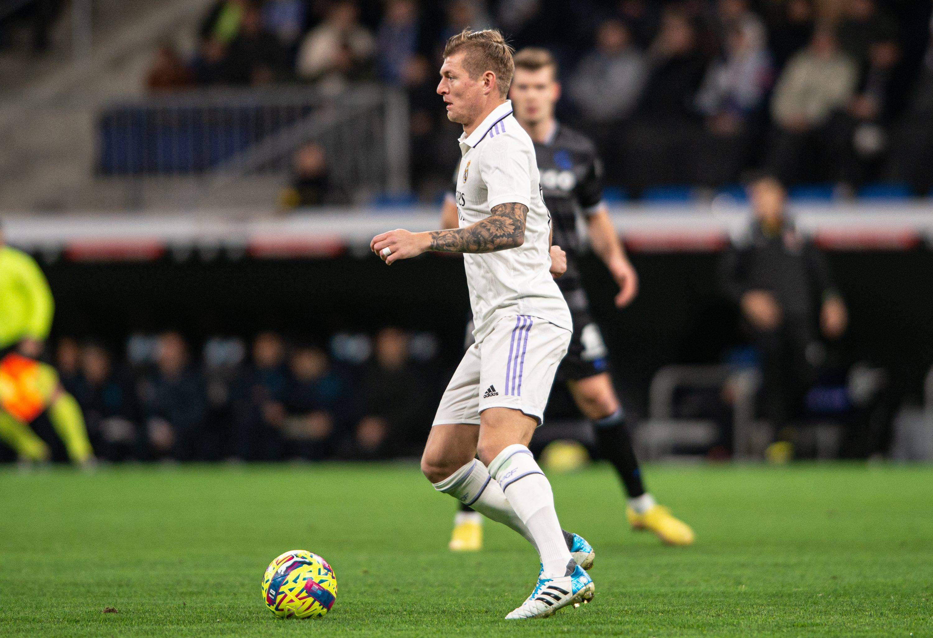 Kroos conduce el balón.
