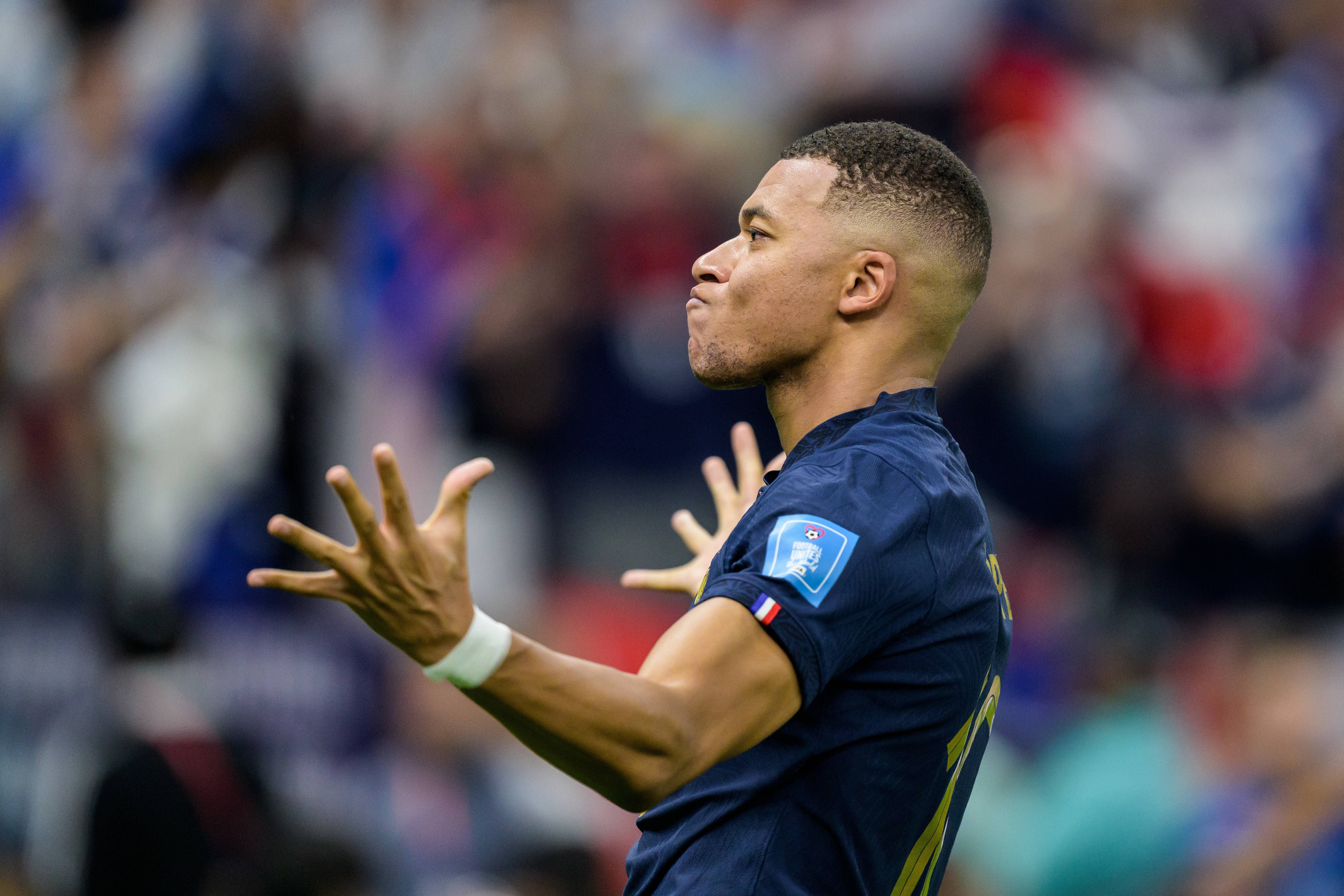  Kylian Mbappé celebra uno de sus dos goles en la final del Mundial.
