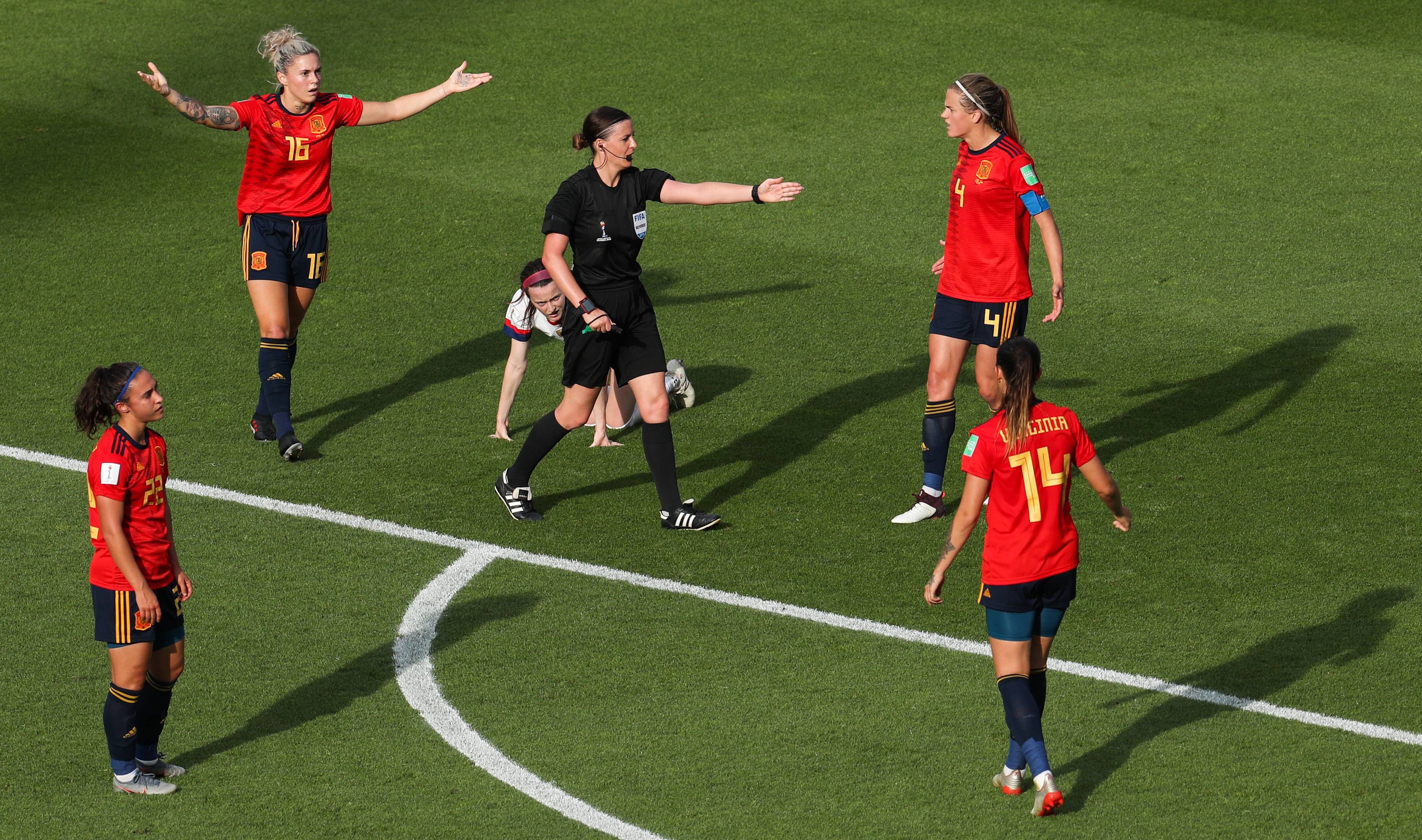  La colegiada, señalando el penalti de Virginia Torrecillas en el EEUU-España.