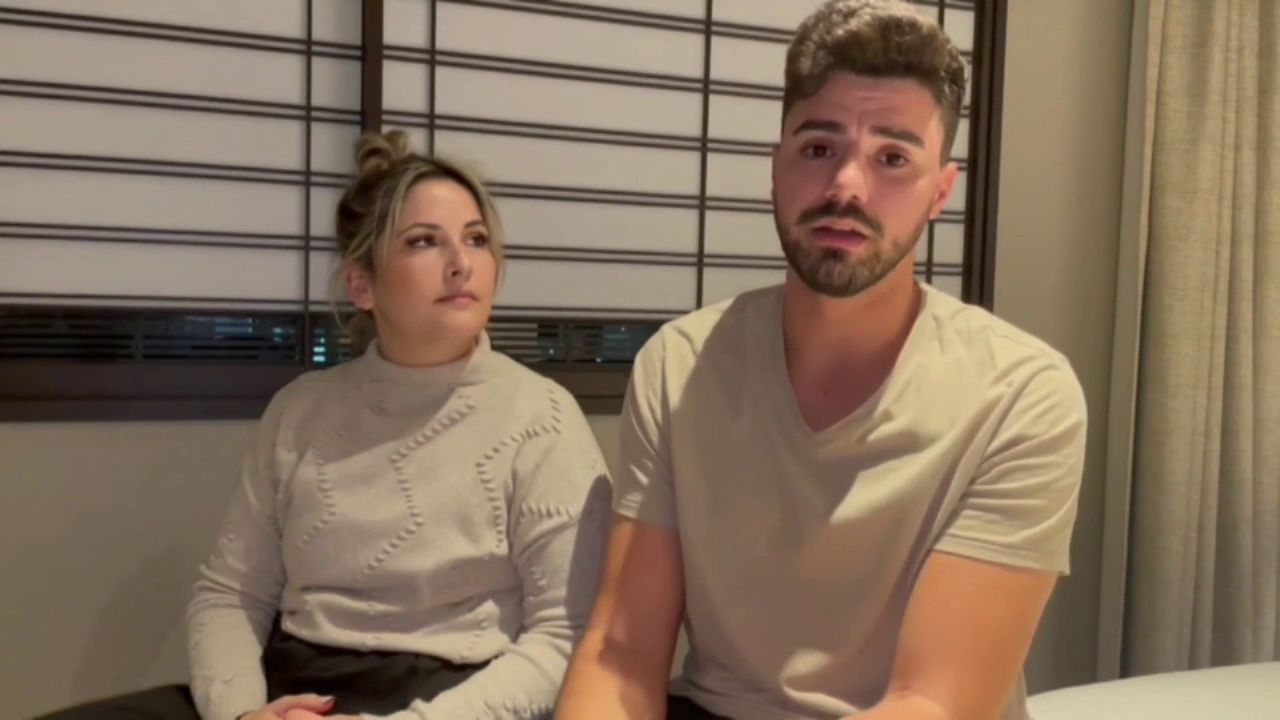 Guille, junto a su mujer, explicando cómo fue su entrada con el himno del Real Murcia