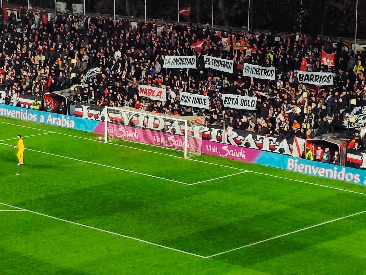 La pancarta de los Bukaneros sobre la salud mental.