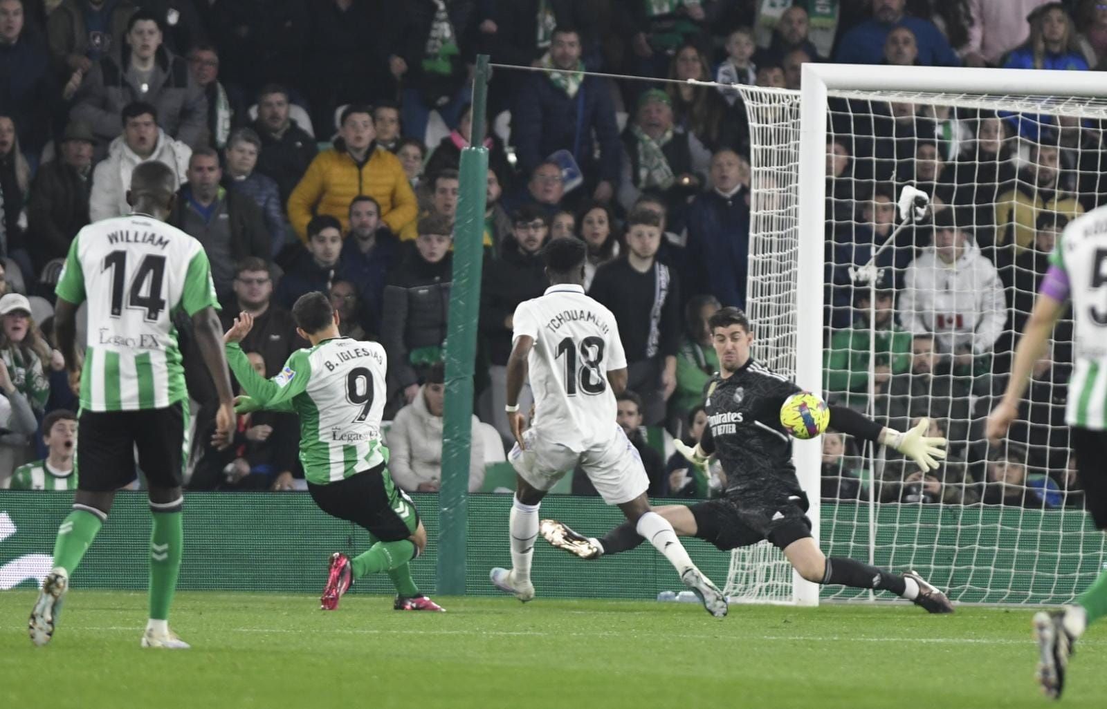  La parada de Courtois a Borja Iglesias en el Betis-Real Madrid.