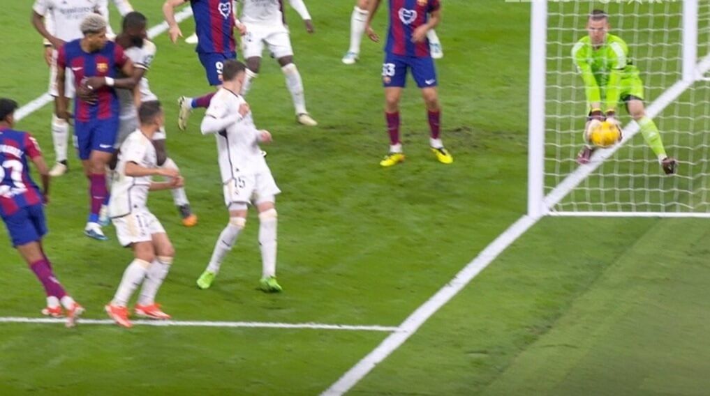 La parada de Lunin a Lamine Yamal sobre la línea.