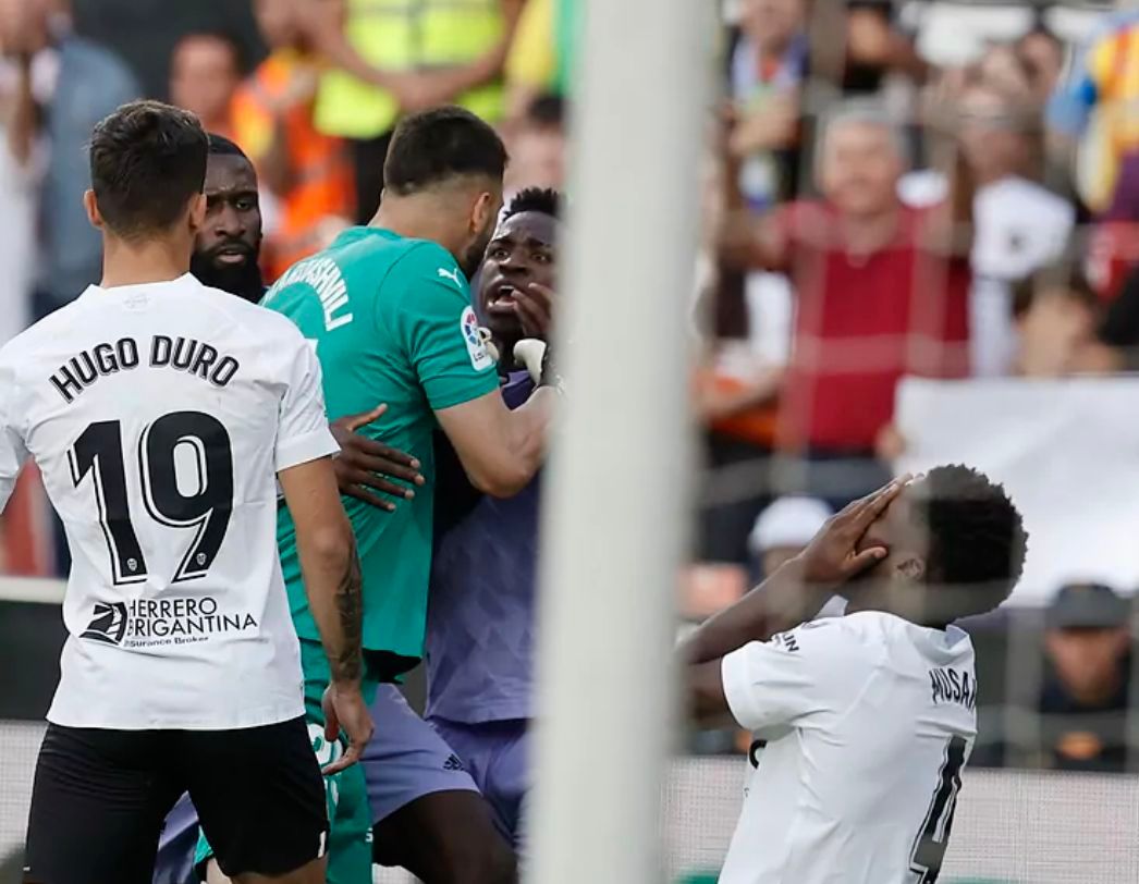 La tangana que acabó con la expulsión de Vinícius.