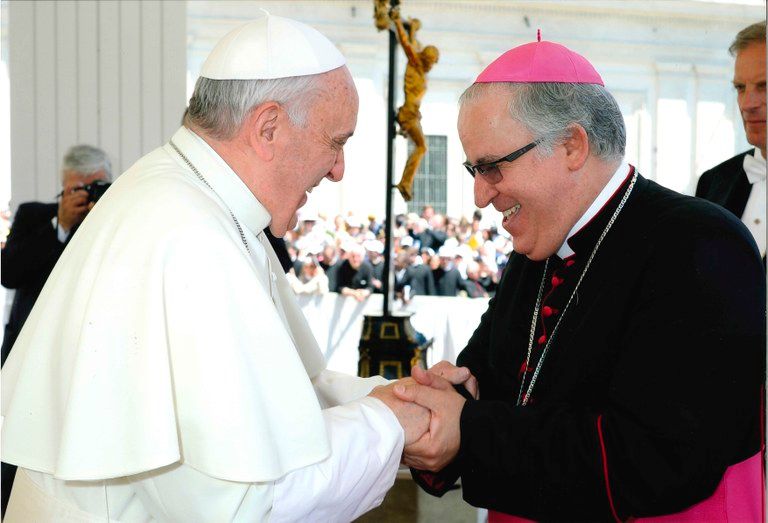  Saiz Meneses, arzobispo de Sevilla, junto al Papa Francisco.