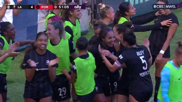  Las compañeras de Sydney no se podían creer el gol.