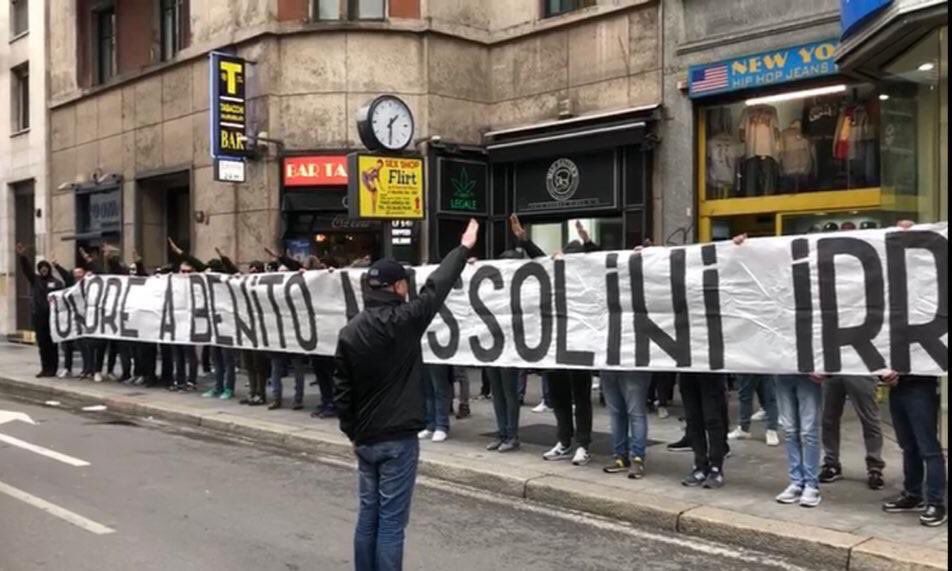  Ultras de la Lazio muestran una pancarta en honor a Mussolini en Milán.
