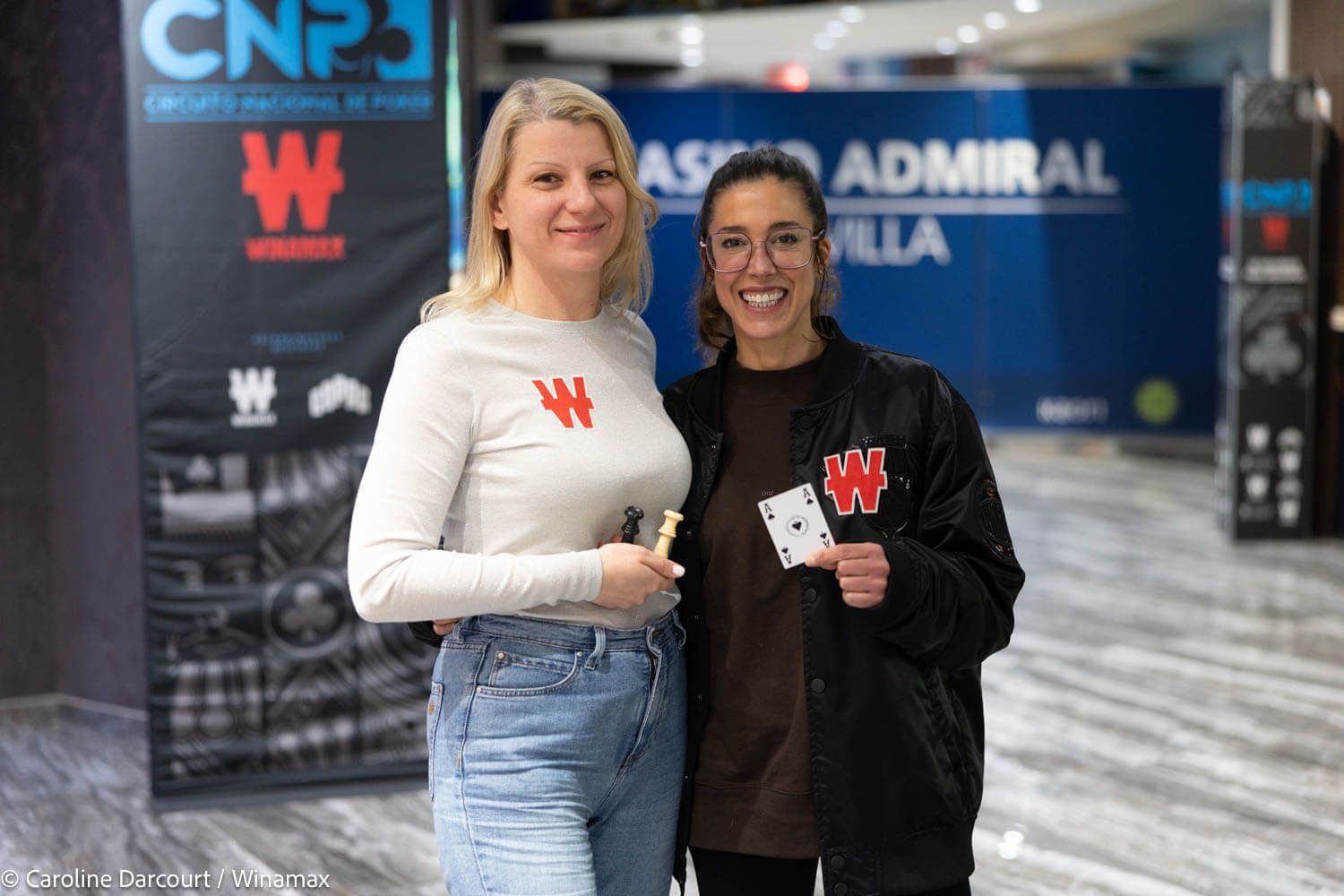  Olga Alexandrova, gran maestro de ajedrez y Leo Margets posan en el CNP Winamax 