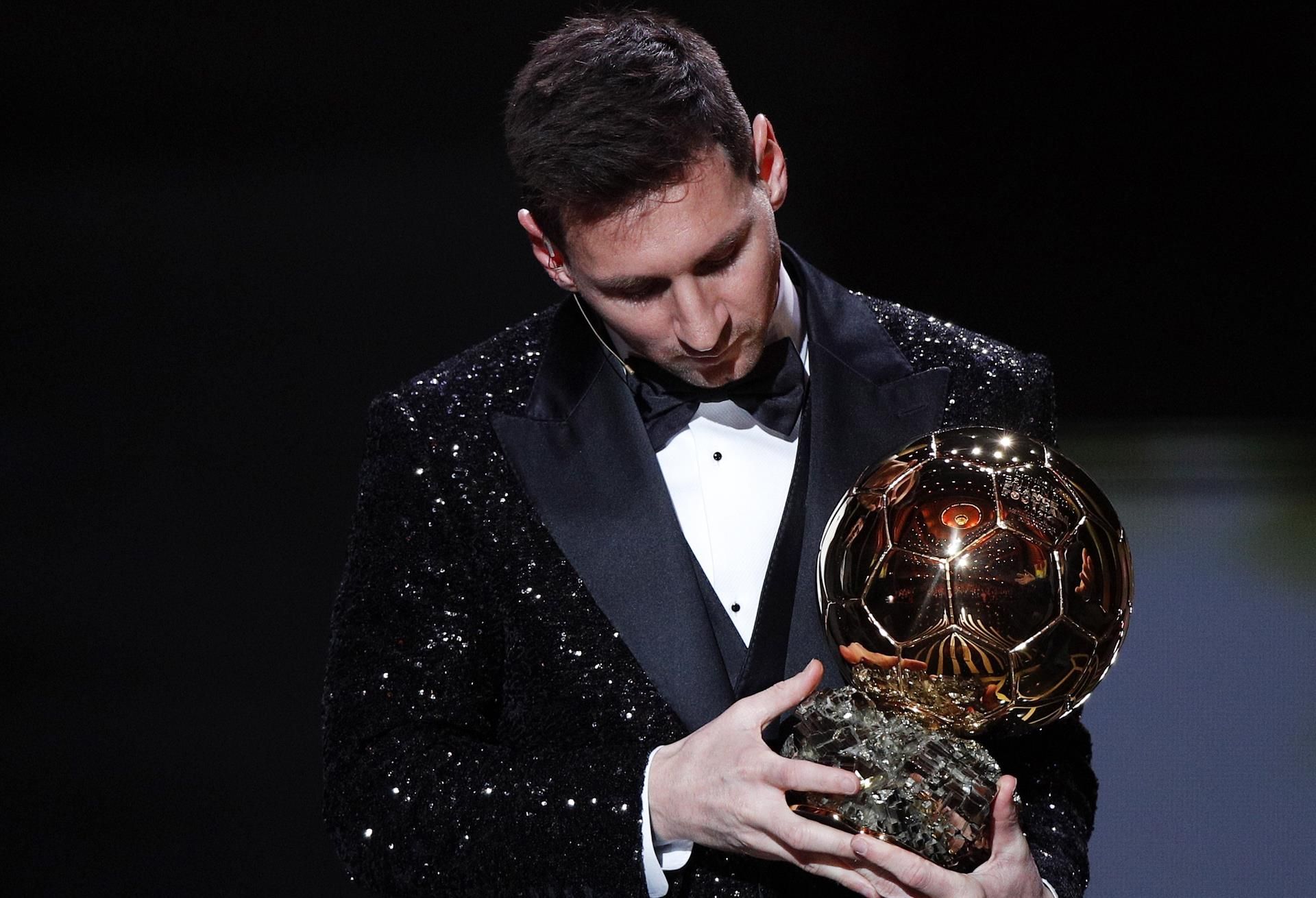  Leo Messi recogiendo su séptimo Balón de Oro (FOTO: EFE).