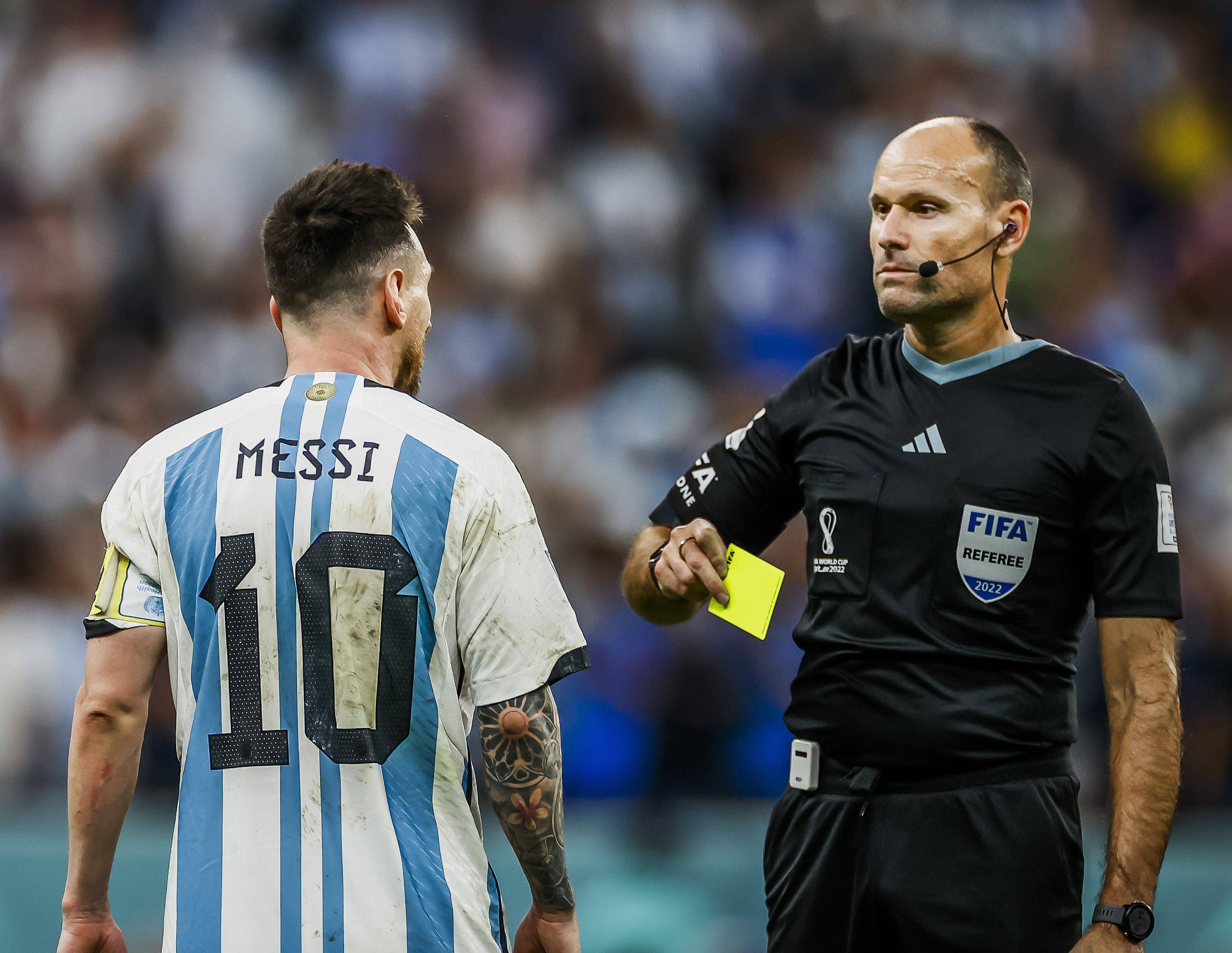  Leo Messi protesta a Mateu Lahoz en el Argentina-Países Bajos.