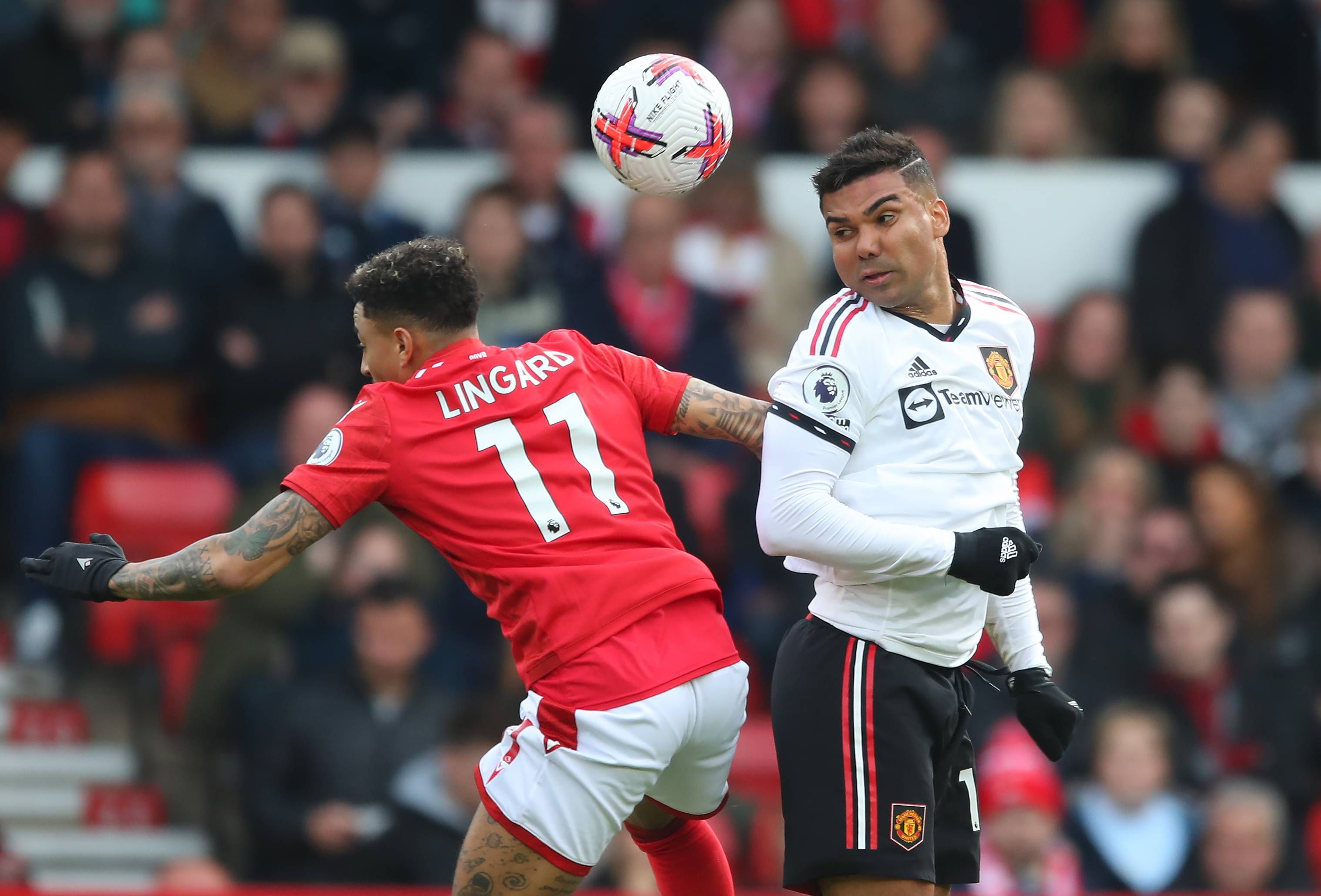 Jesse Lingard salta por un balón con Casemiro. Fuente: Cordon Press.