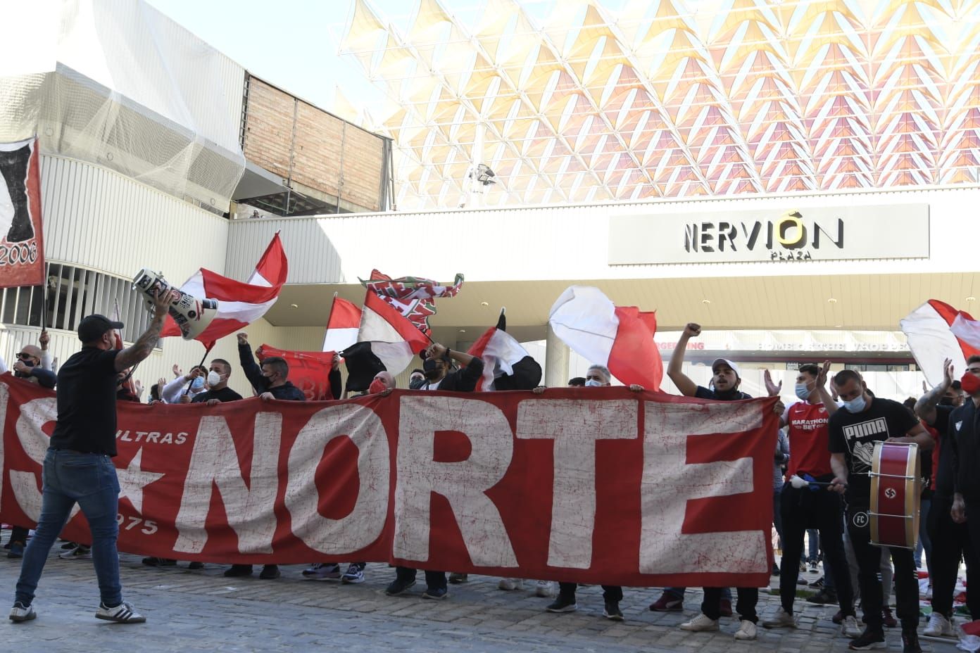 Los Biris y aficionados del Sevilla acuden al Sánchez-Pizjuán.
