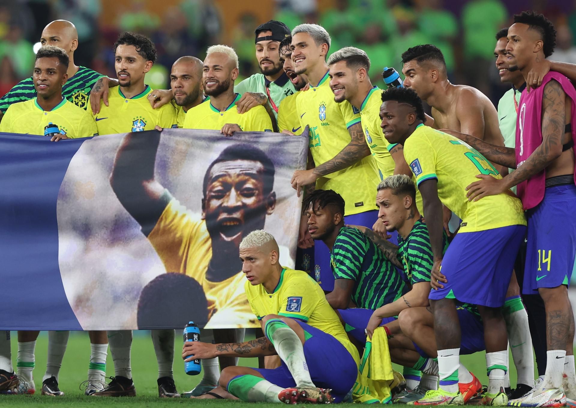 Los jugadores de Brasil posan junto a una pancarta homenaje a Pelé (FOTO: EFE).
