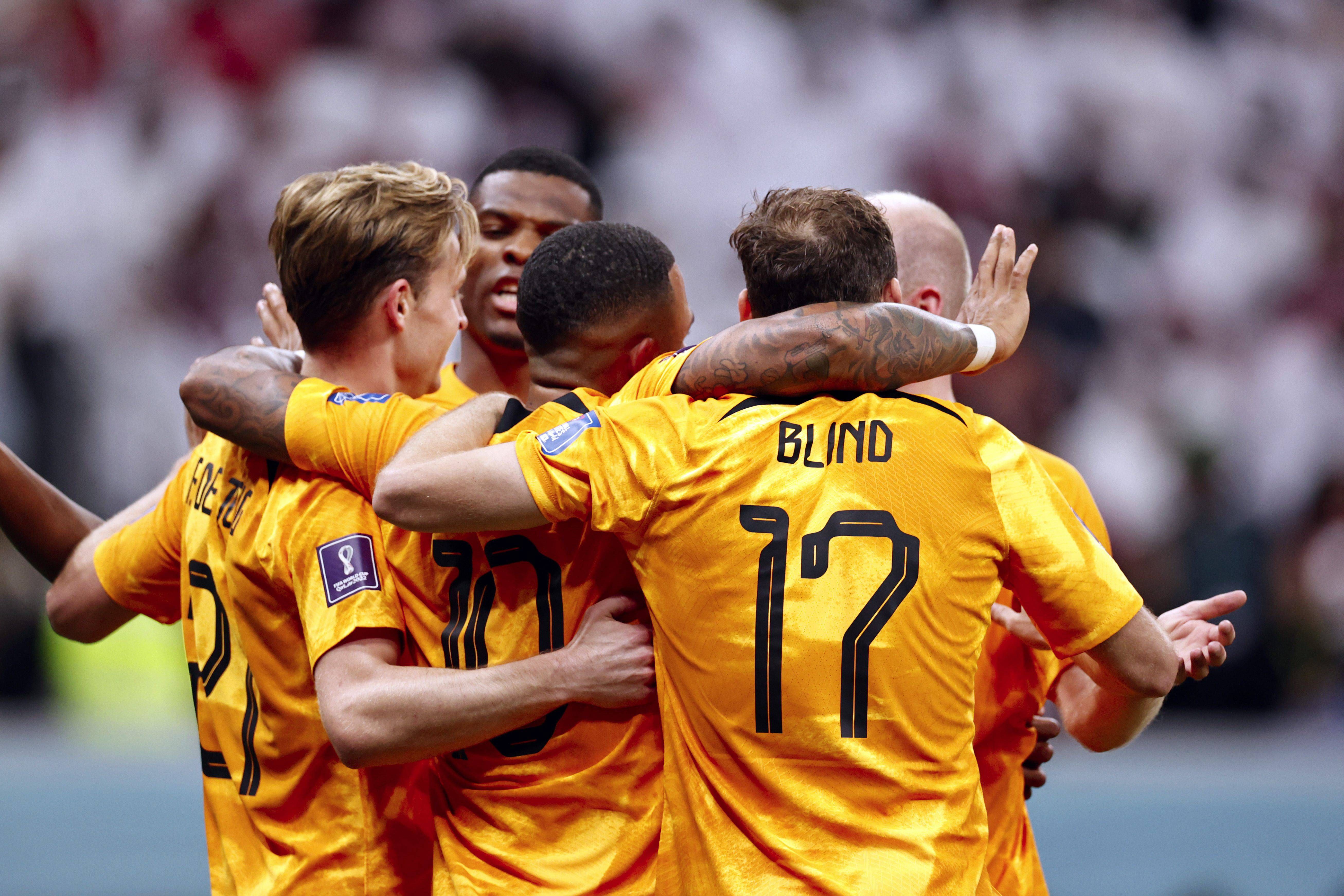 Los jugadores de Países Bajos celebran uno de los goles ante Qatar.