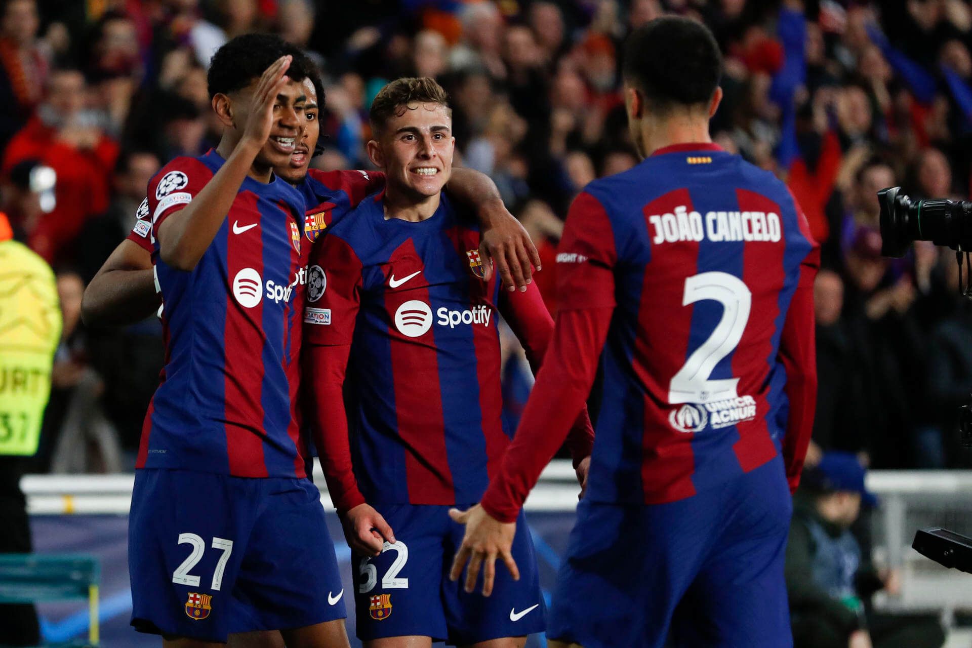 Los jugadores del Barça celebran uno de los goles al Nápoles.