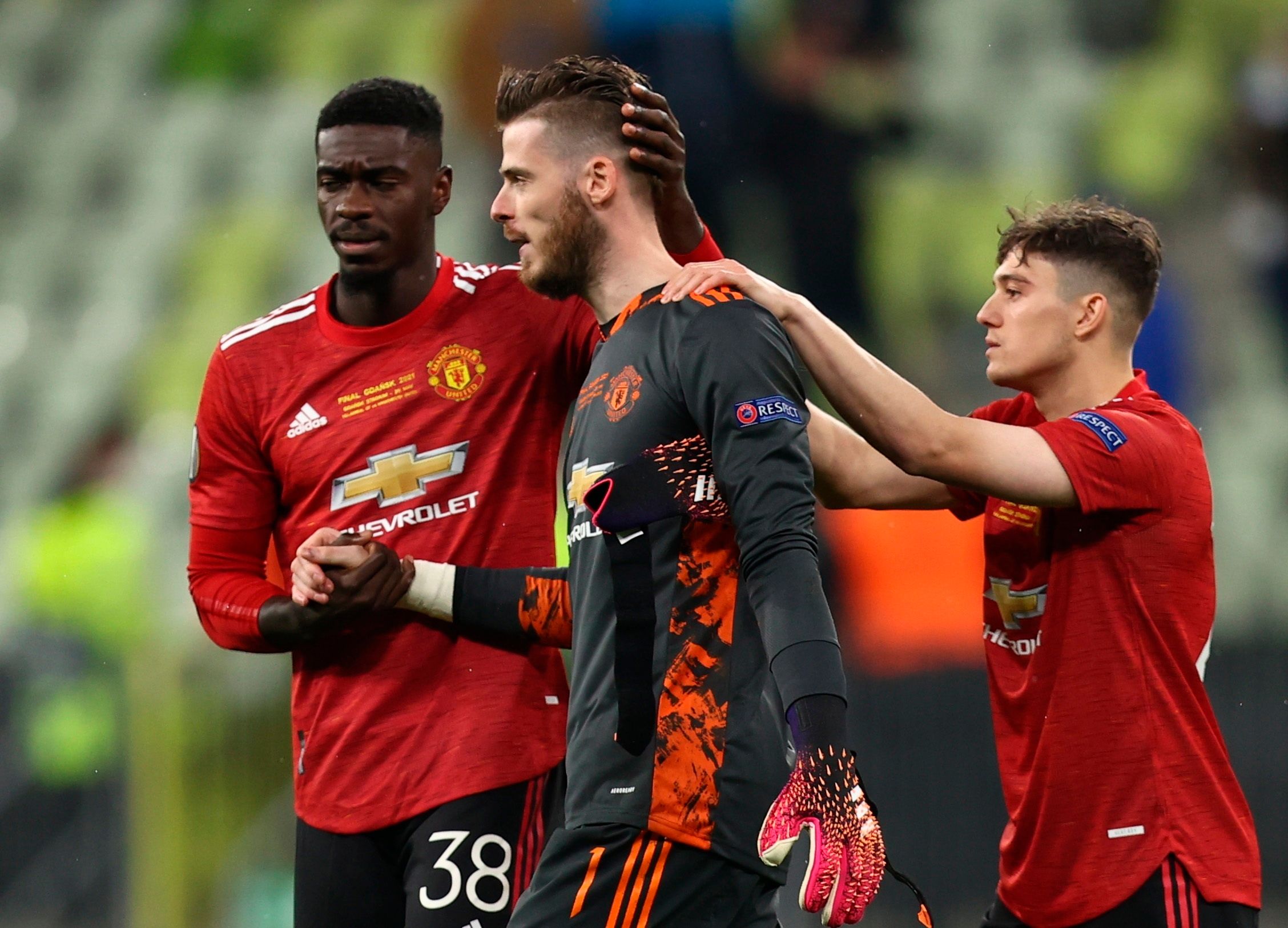 Los jugadores del United consuelan a De Gea tras fallar el penalti (FOTO: EFE).