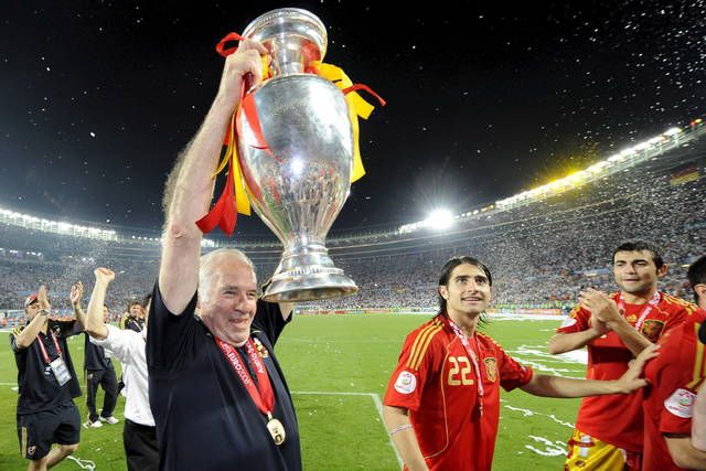  Luis Aragonés levanta la Eurocopa que conquistó