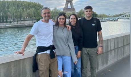 Luis Enrique junto a su familia en París (@siramartinezc)