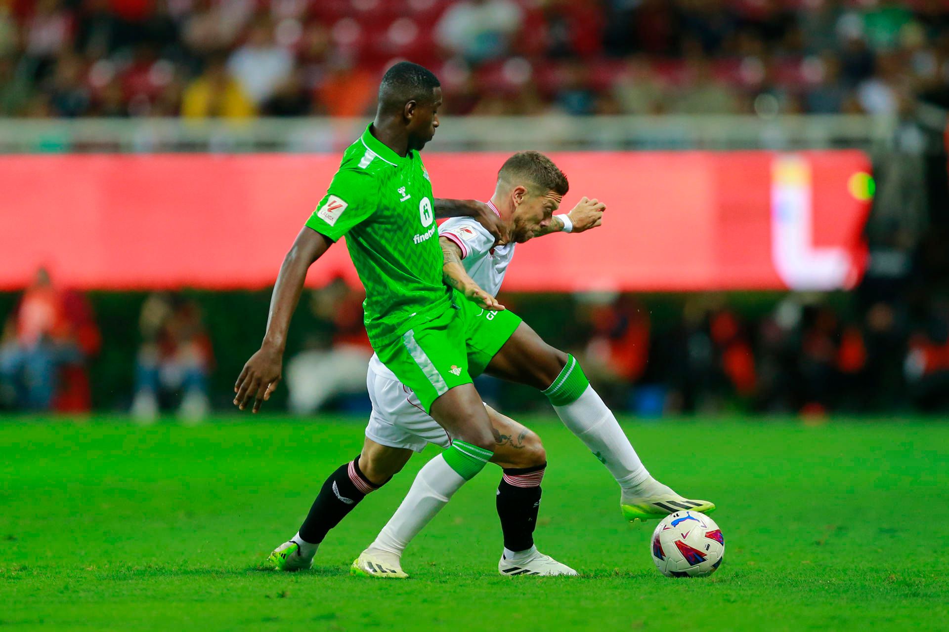  Luiz Henrique y Kike Salas, en el derbi en México