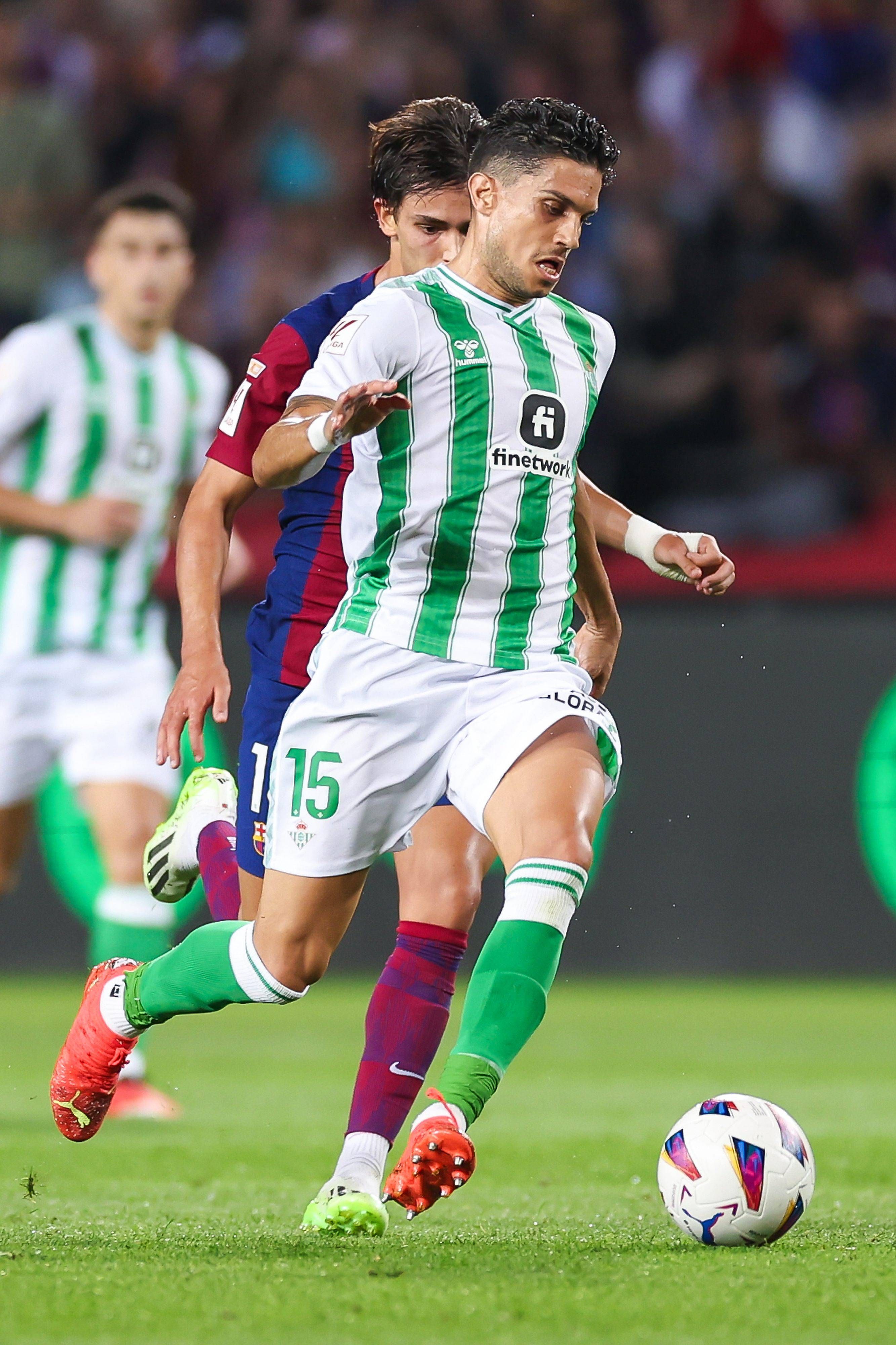  Marc Bartra, vistiendo la camiseta del Real Betis ante el FC Barcelona (Cordon Press)