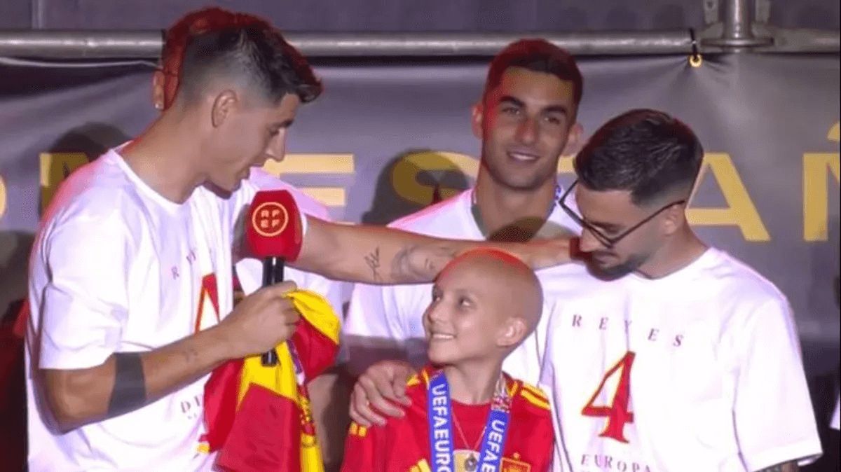  María Caamaño junto a Álvaro Morata y Álex Baena (Fuente: RFEF)