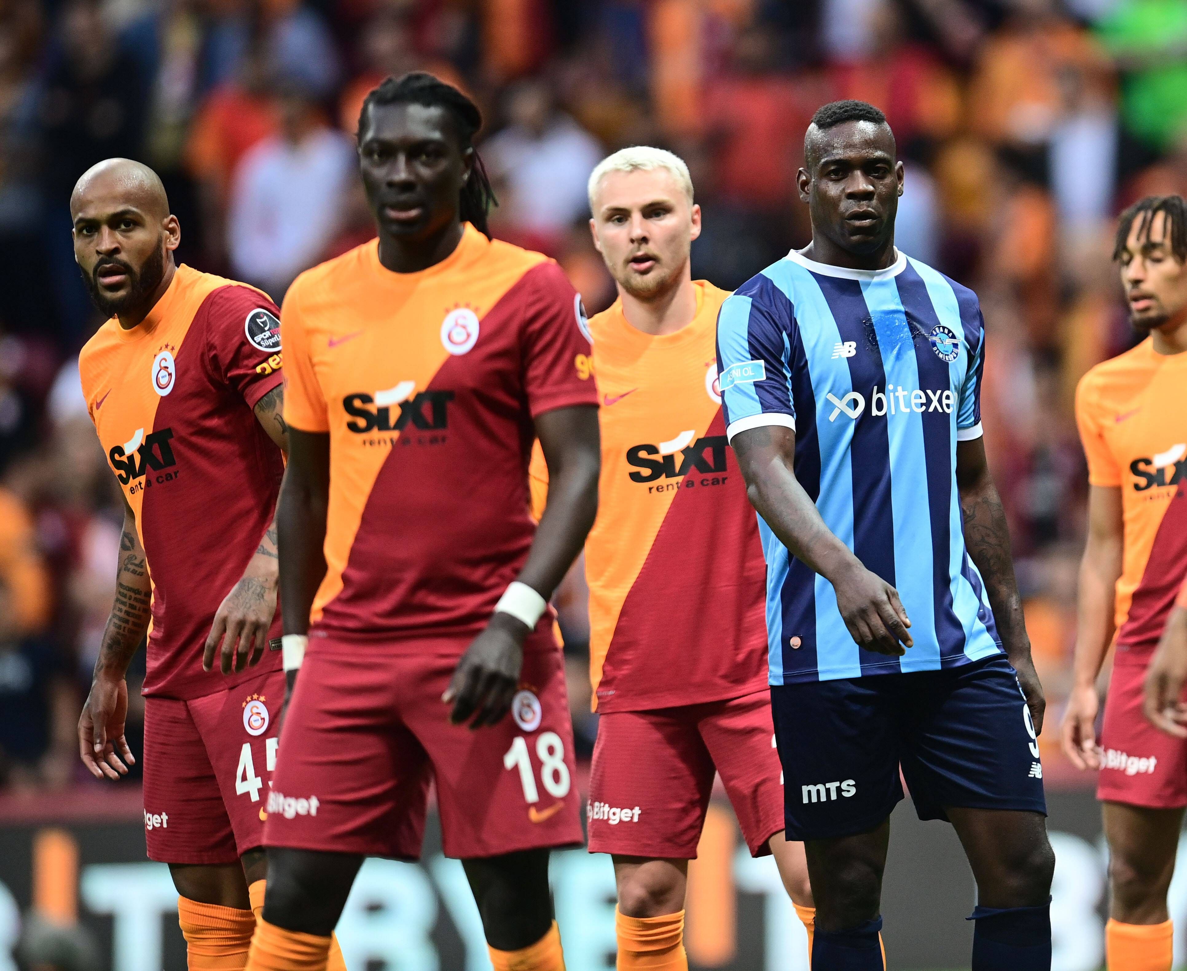 Mario Balotelli jugando en la liga turca contra el Galatasaray (Cordon Press)