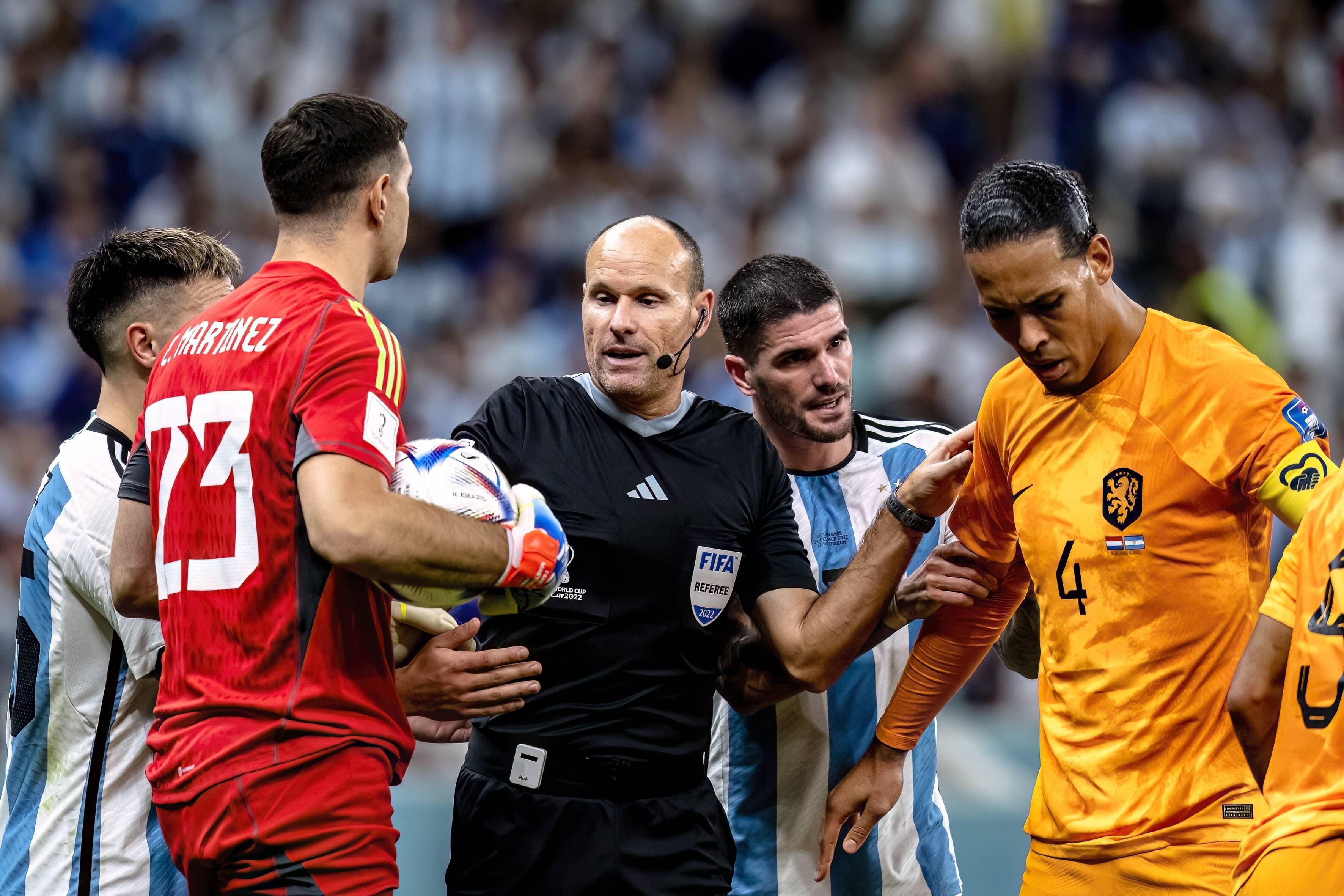 Mateu Lahoz, en el partido con más tarjeta de la historia de los mundiales.