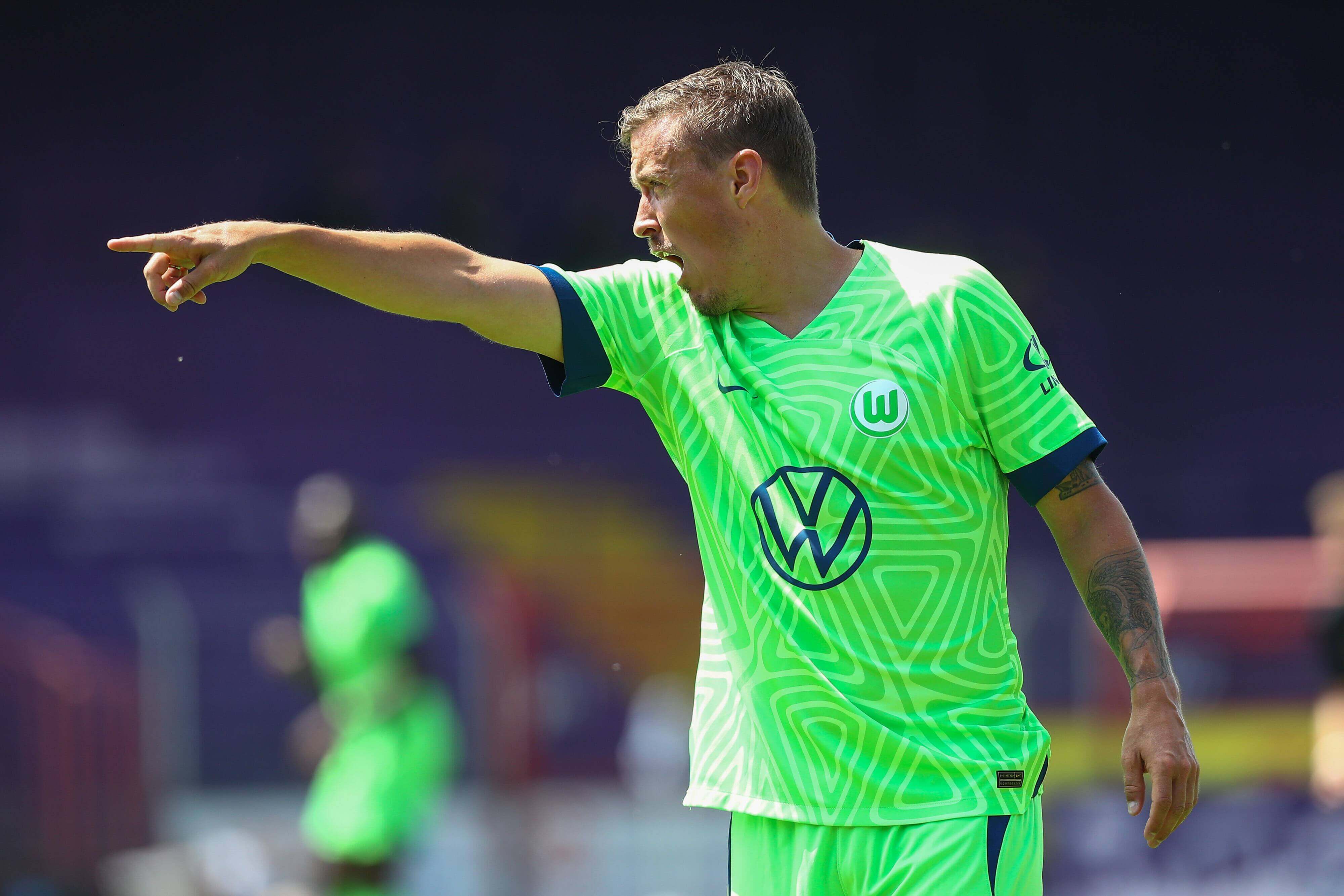  Max Kruse da indicaciones durante un partido del Wolfsburgo.