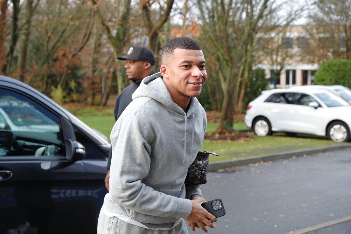 Mbappé, entrando a un entrenamiento con el PSG.