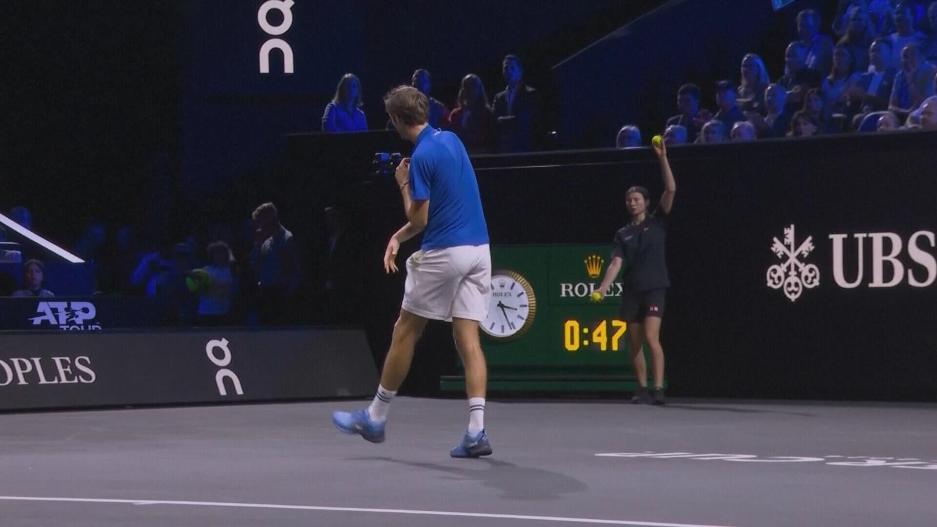  Medvedev en el momento que tira la raqueta durante la Laver Cup