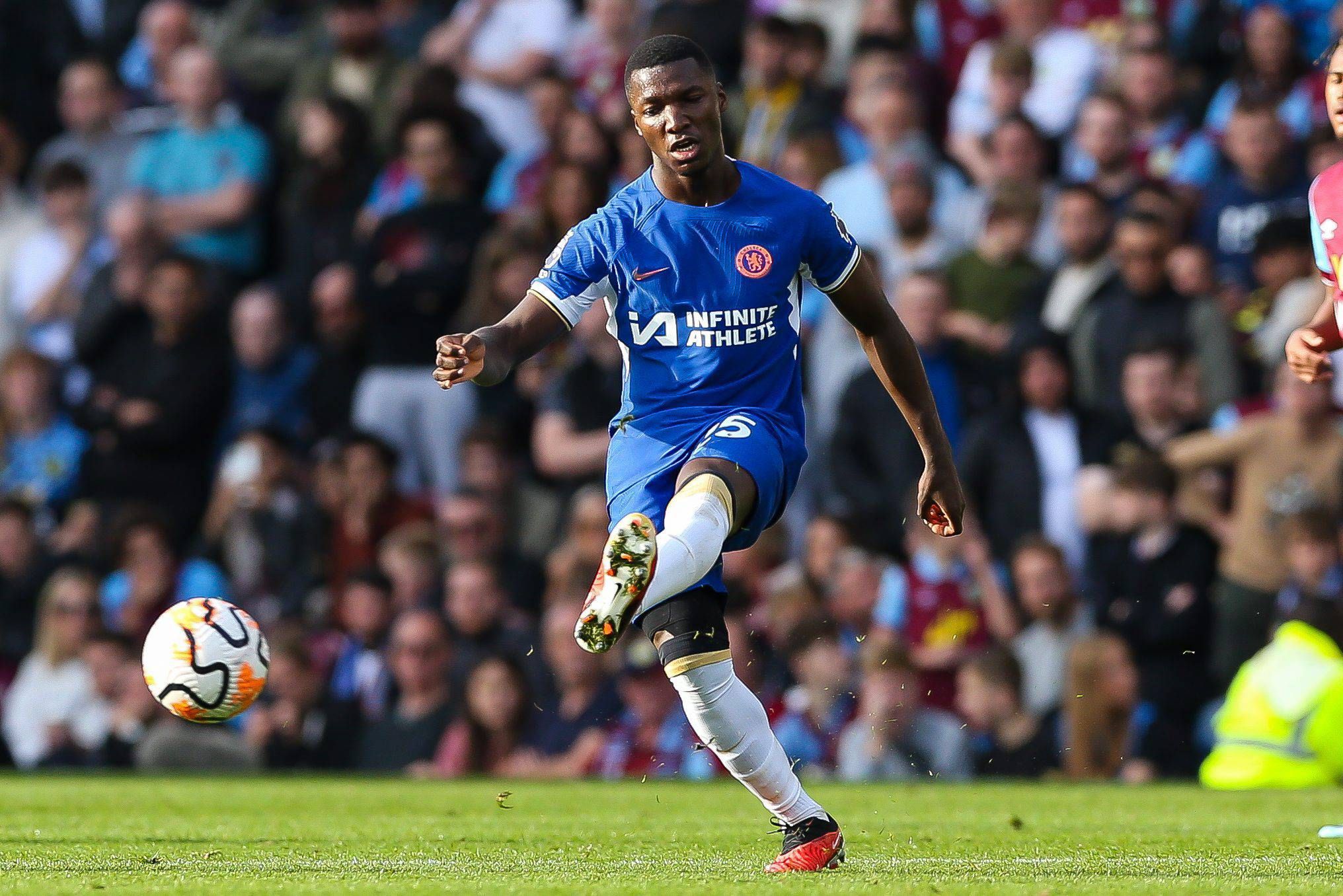  Moisés Caicedo da un pase con el Chelsea.